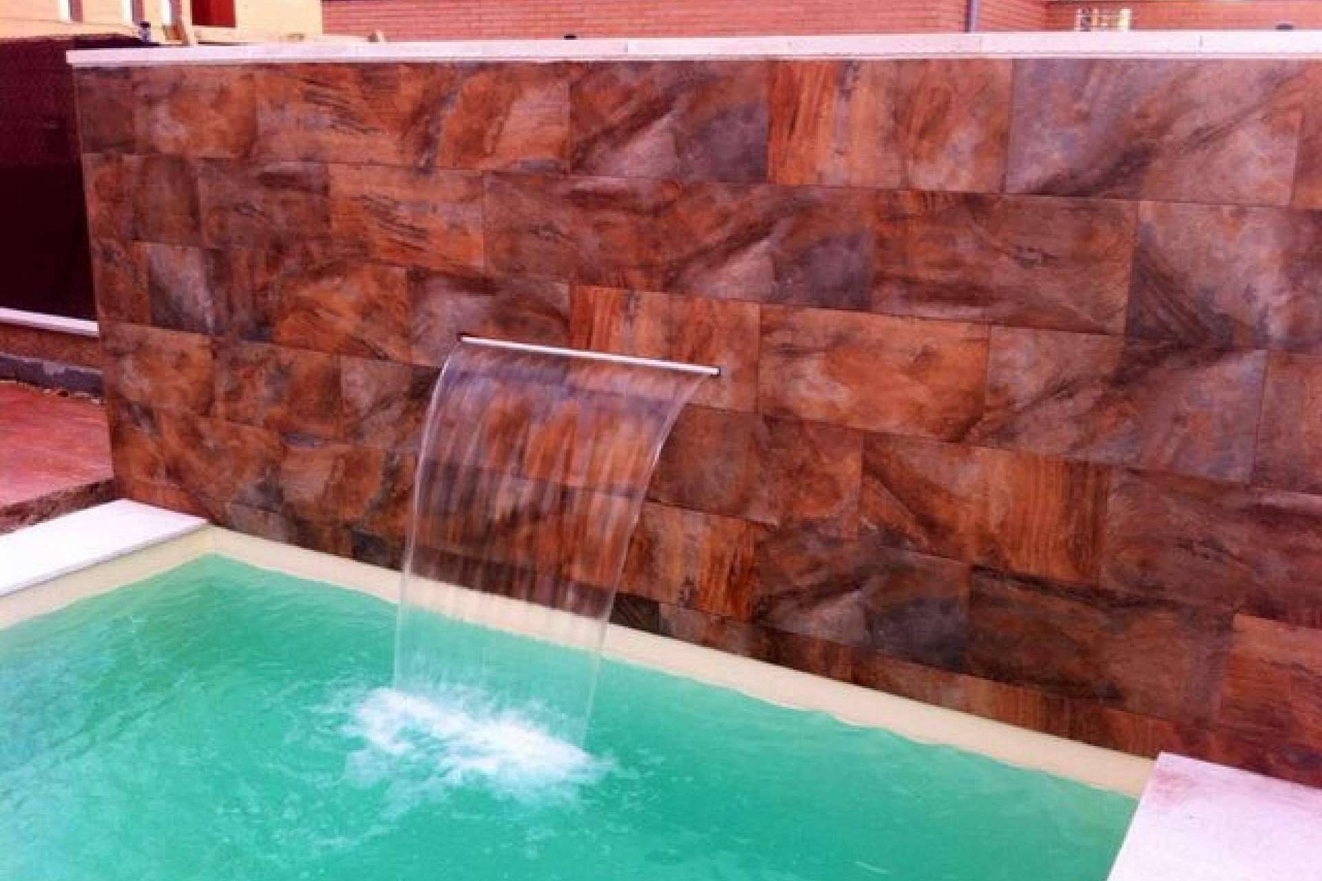 Elegancia y estilo en las piscinas con las cascadas acrílicas de la empresa Warmpool