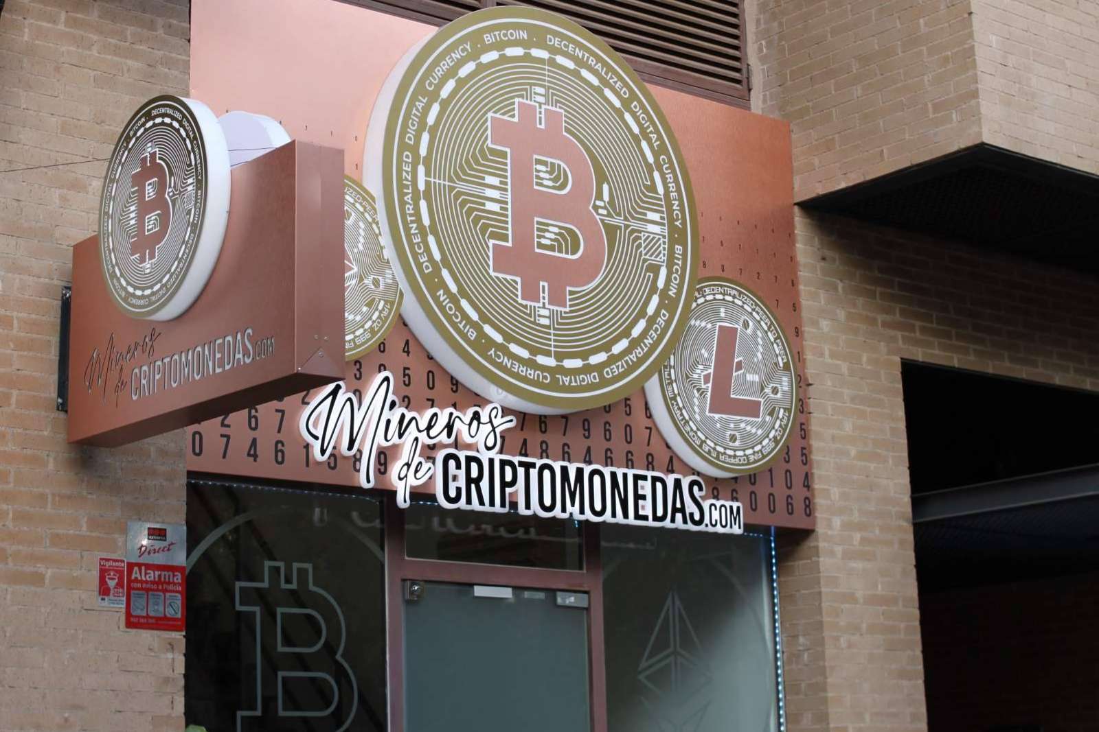 Reparación y mantenimiento de equipos de minería con los profesionales de Mineros de Criptomonedas