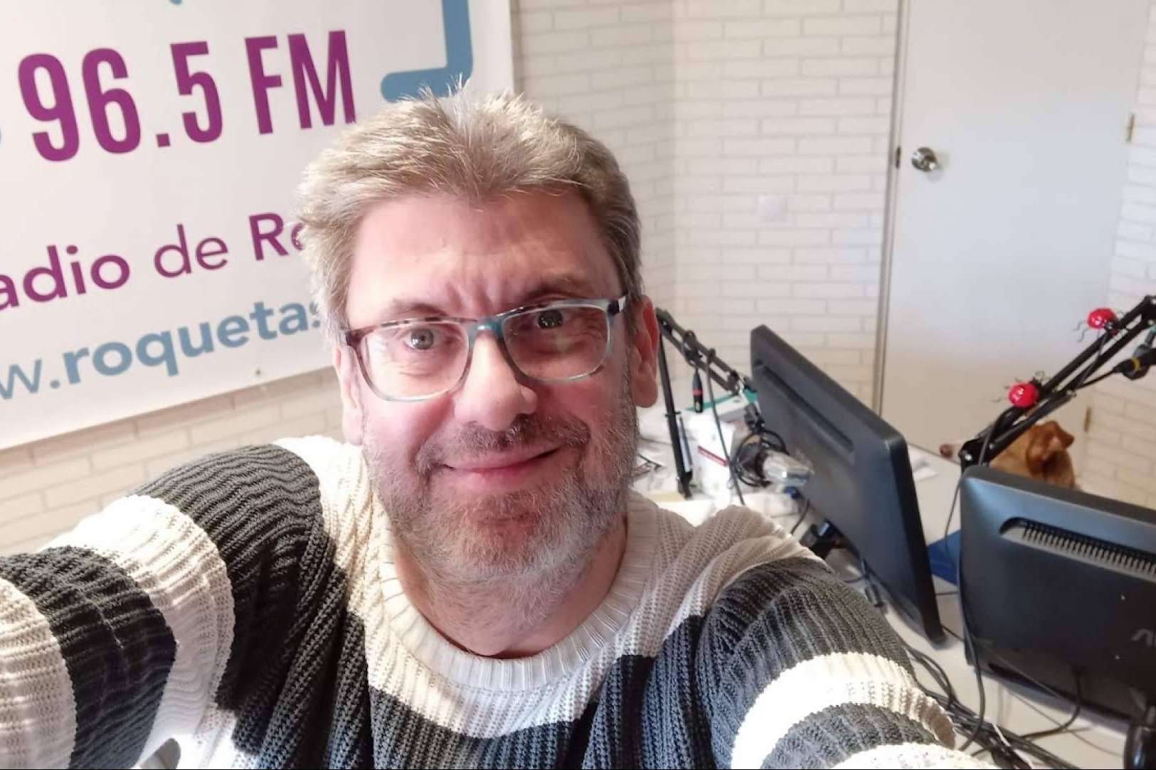 José Antonio Aguilera presenta el programa de radio Café Con Radio