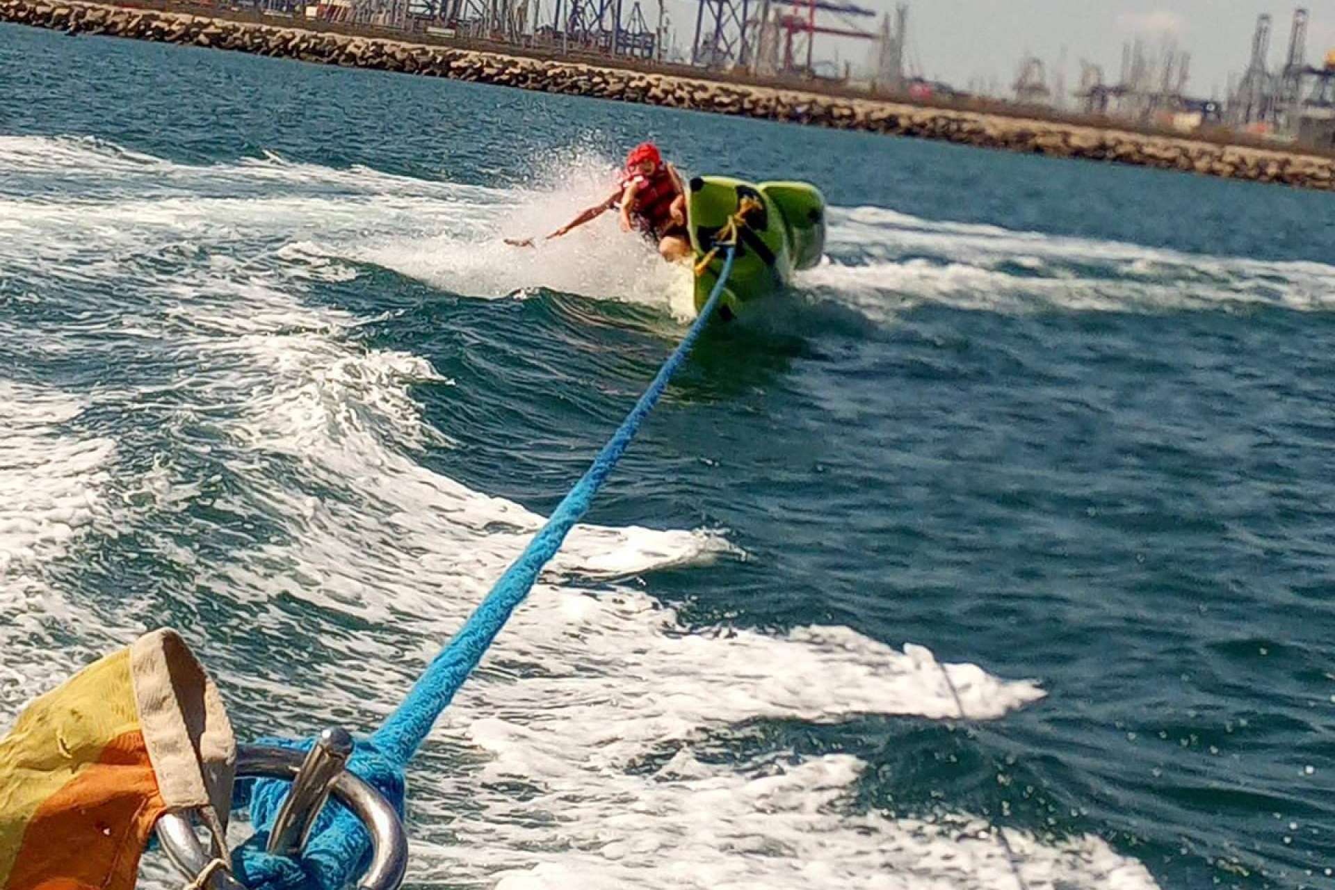 Disfrutar de la banana boat en Valencia con Rentjetskivalencia.com