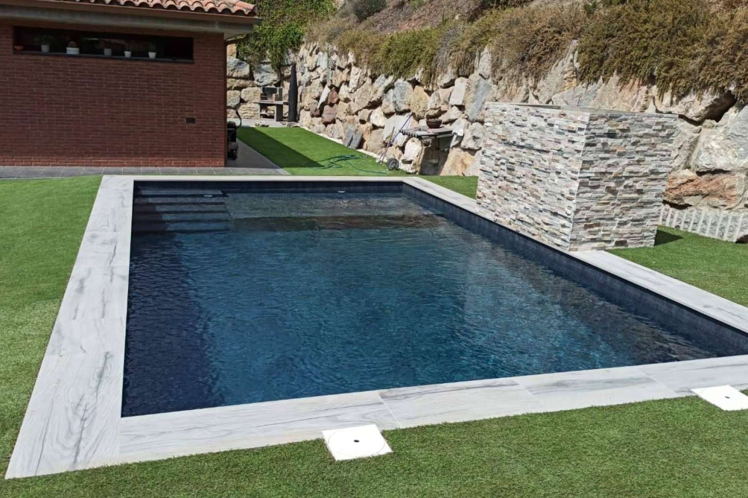 Esencial Pool sobre las ventajas de las piscinas con cristal elevadas