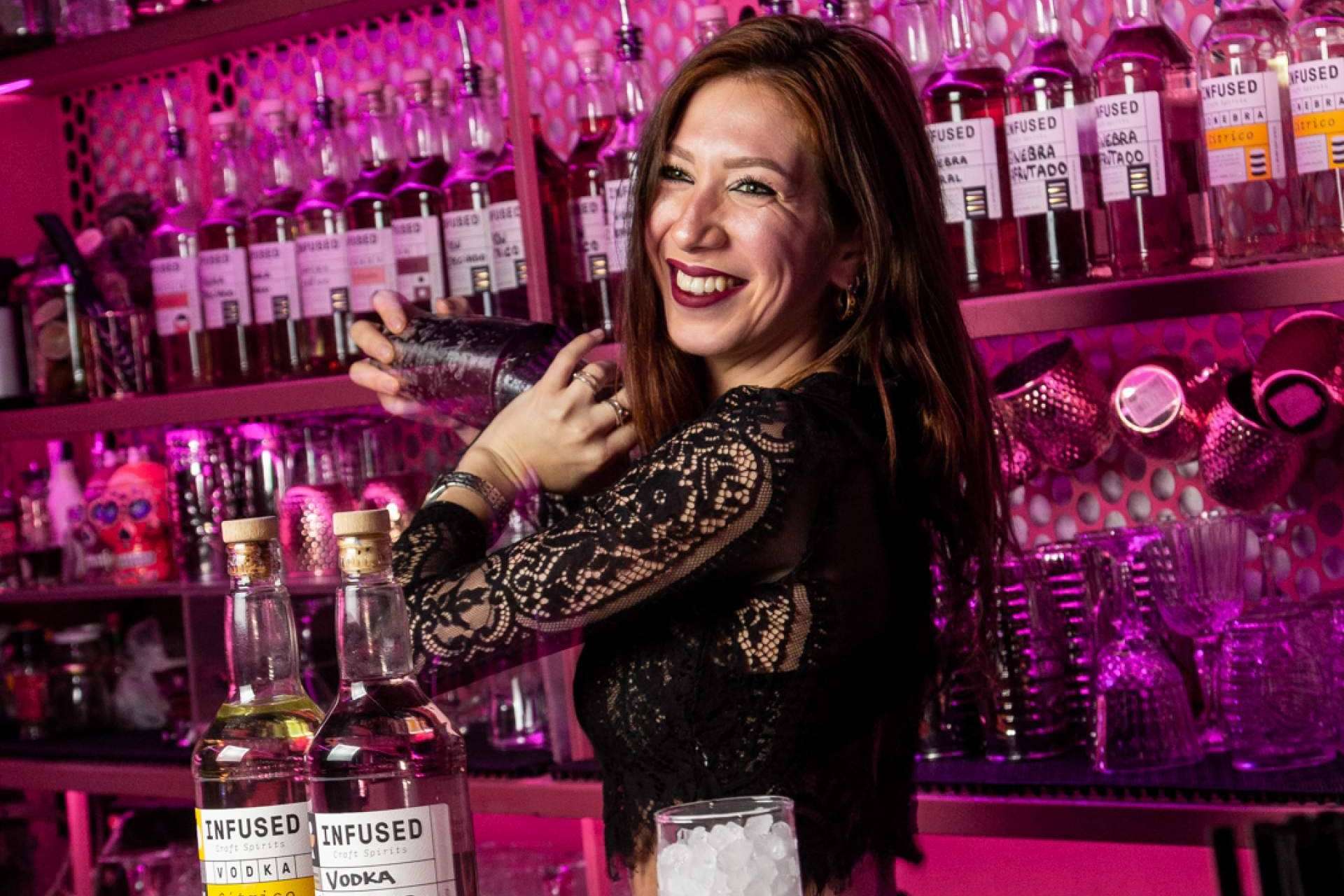 Vivir una experiencia de coctelería en Madrid única con Enbabia Infused