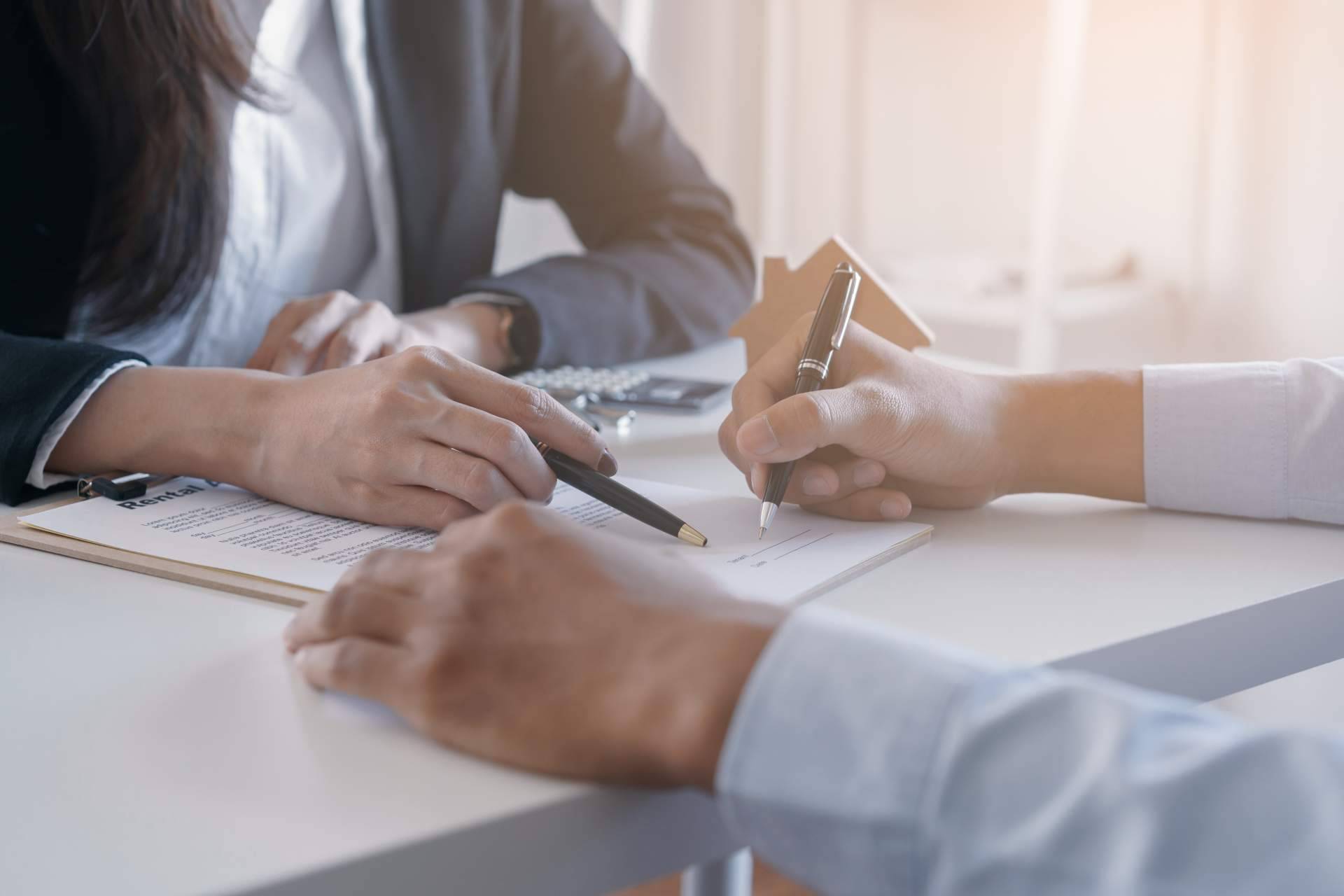 La compraventa de inmuebles requiere asesoría legal especializada