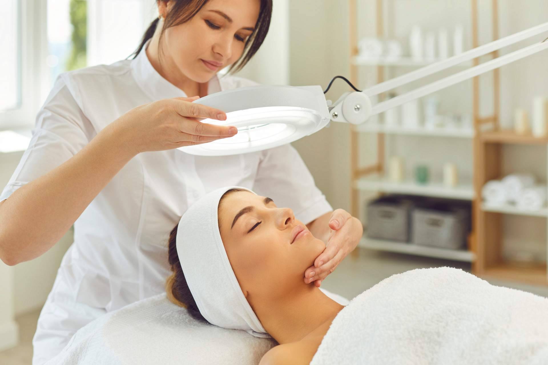 Tratamientos faciales no invasivos a través de la máquina Hydrafacial de Comercial Estética