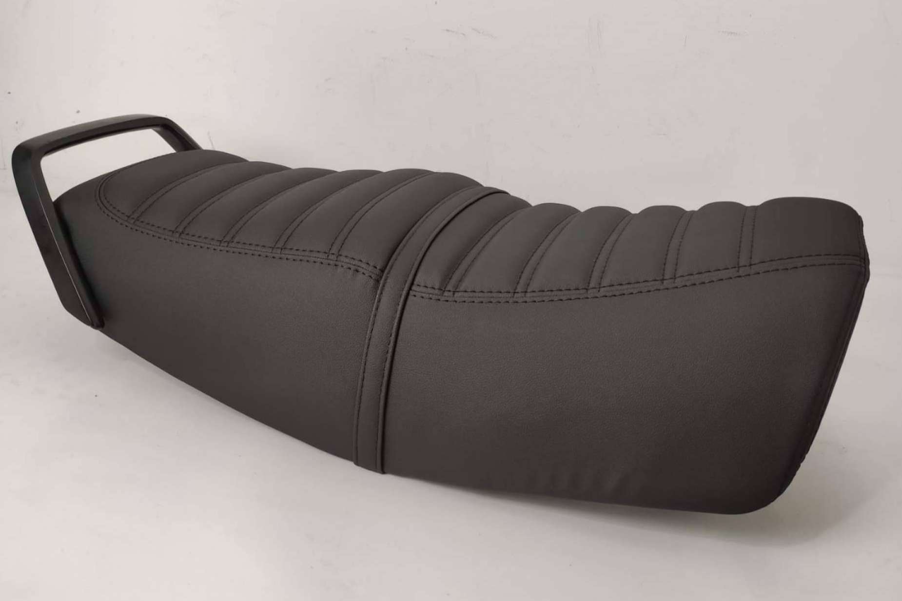 JM-FUNDAS ofrece tapizar asiento de moto