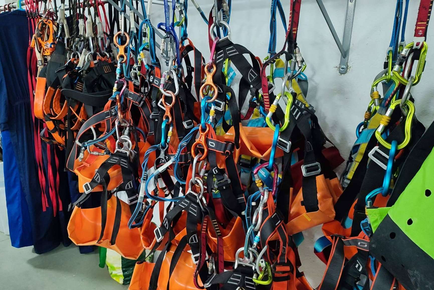Guía y Deportes de Aventura es una tienda de montaña en Barcelona en la que alquilar material de montaña