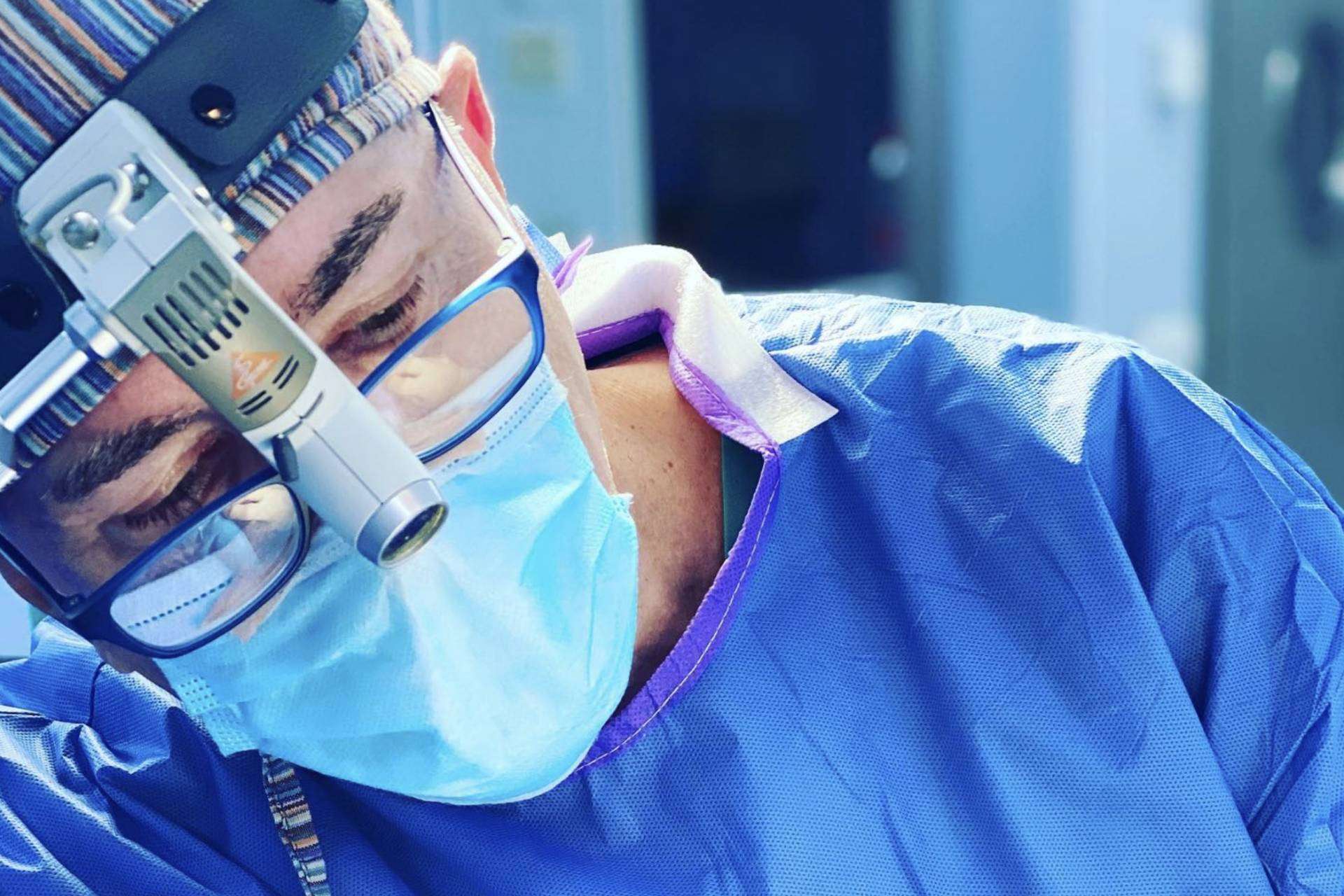 El Dr. Roy Camacho es uno de los cirujanos estéticos mejor valorados en Madrid