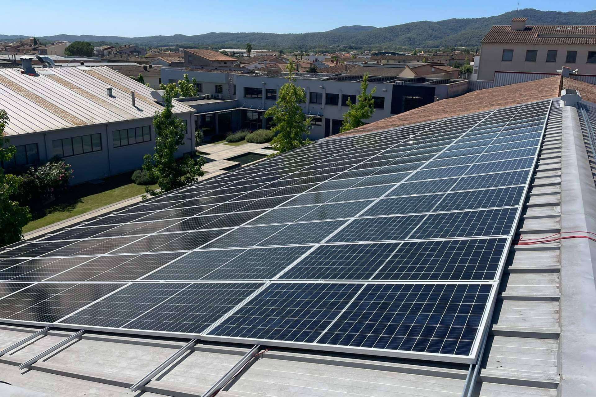 ¿Cómo las empresas se están beneficiando también de la energía solar? El autoconsumo industrial, por Sereco Energía