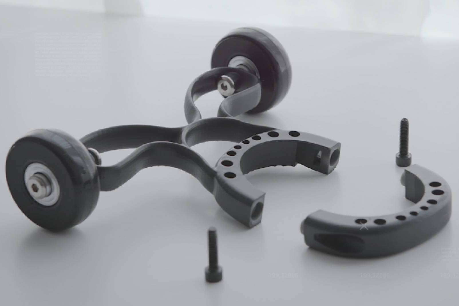 Techmotion Electronics ha diseñado un soporte para patinete eléctrico ideal para guardar y mover en vertical este medio de transporte