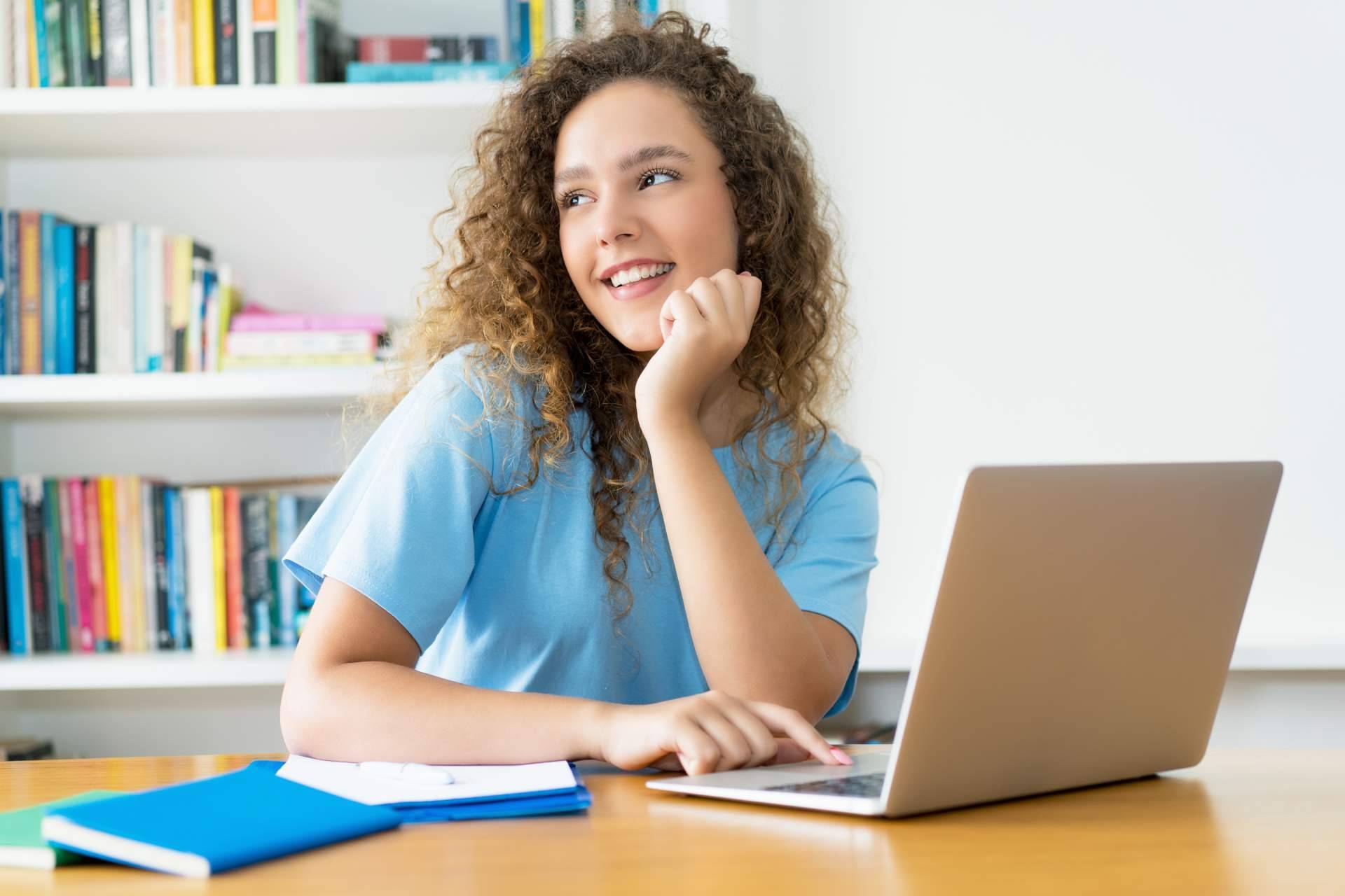 Las ventajas de aprender idiomas con profesor en academia de idiomas vs. plataformas offline
