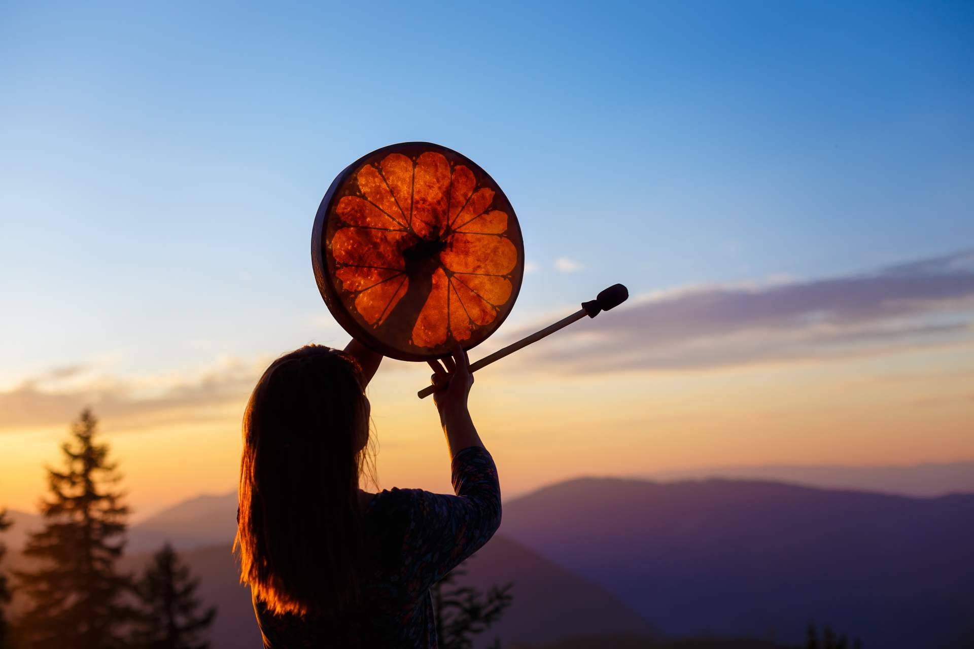 La tienda Percuforum ofrece tambores chamánicos para meditación