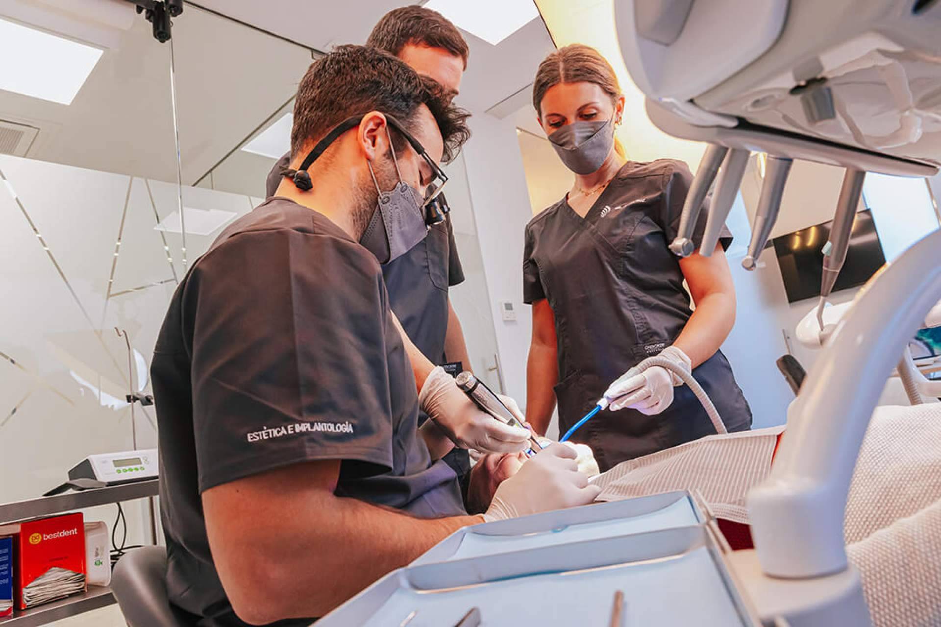La clínica de Estética Dental Dr. Jesús Ruz, especializada en implantología dental