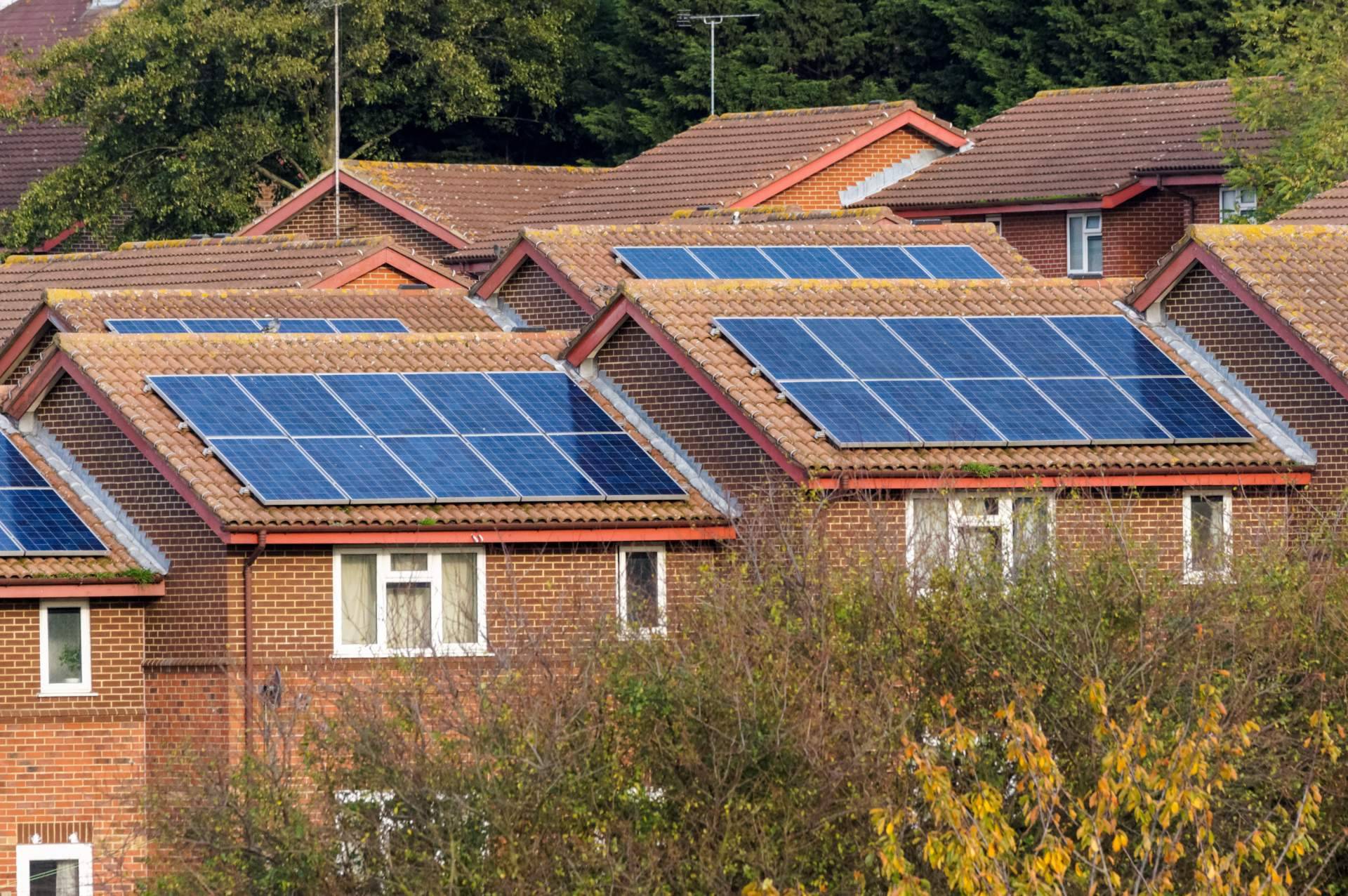 Las ventajas de instalar placas solares en casas unifamiliares