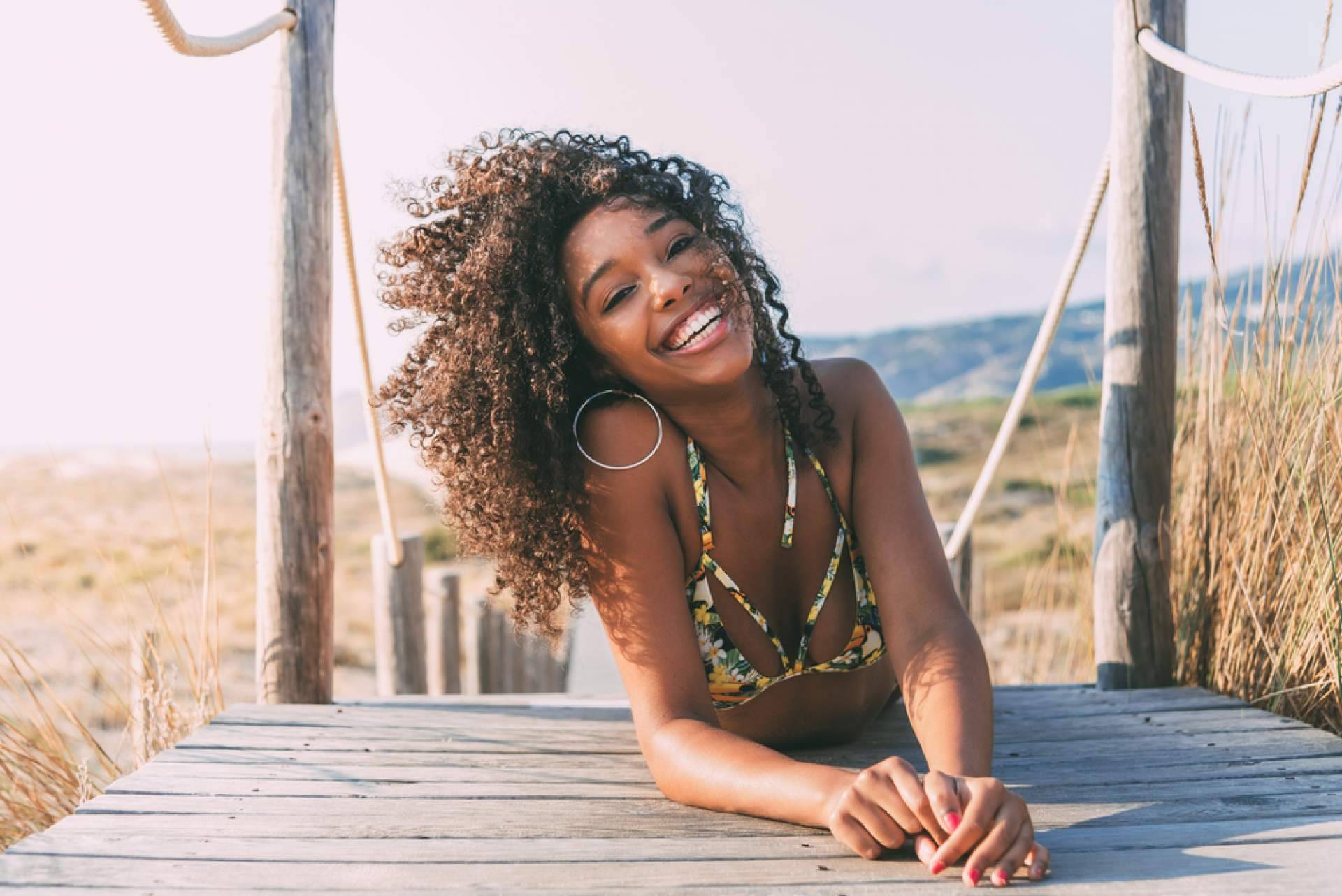 Los consejos de Mundo de rizos para cuidar y proteger los rizos en verano