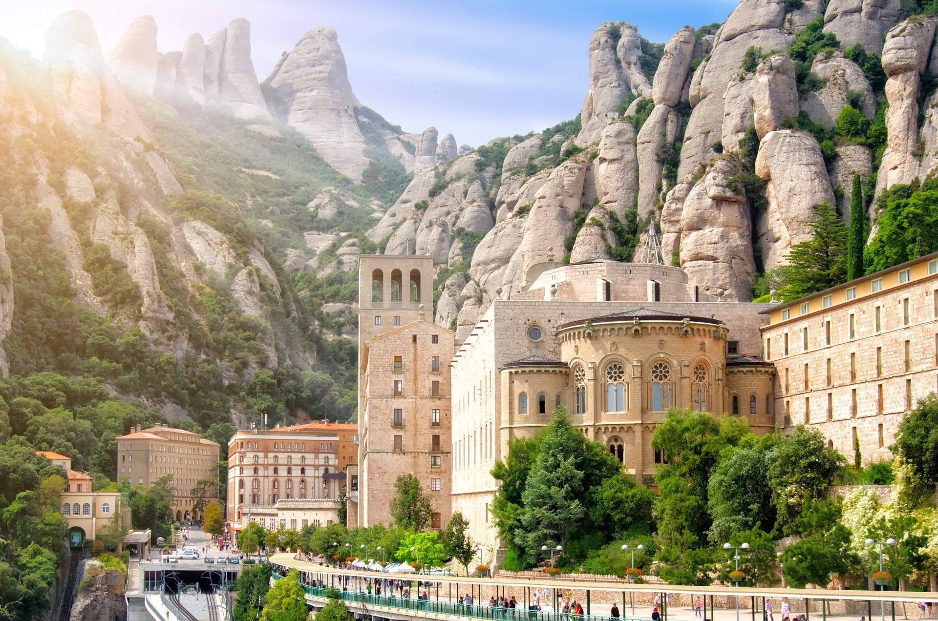 Sea & Mountain Experiences destaca por ofrecer el Tour Montserrat, que incluye visita al monasterio y  hiking por las ermitas