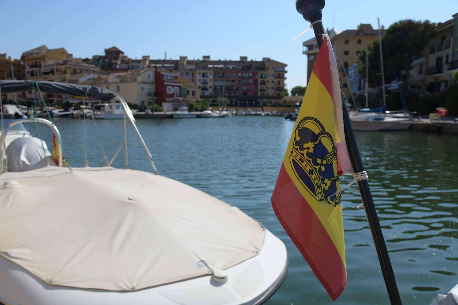 Las astas de bandera entre los accesorios náuticos de Argonautica