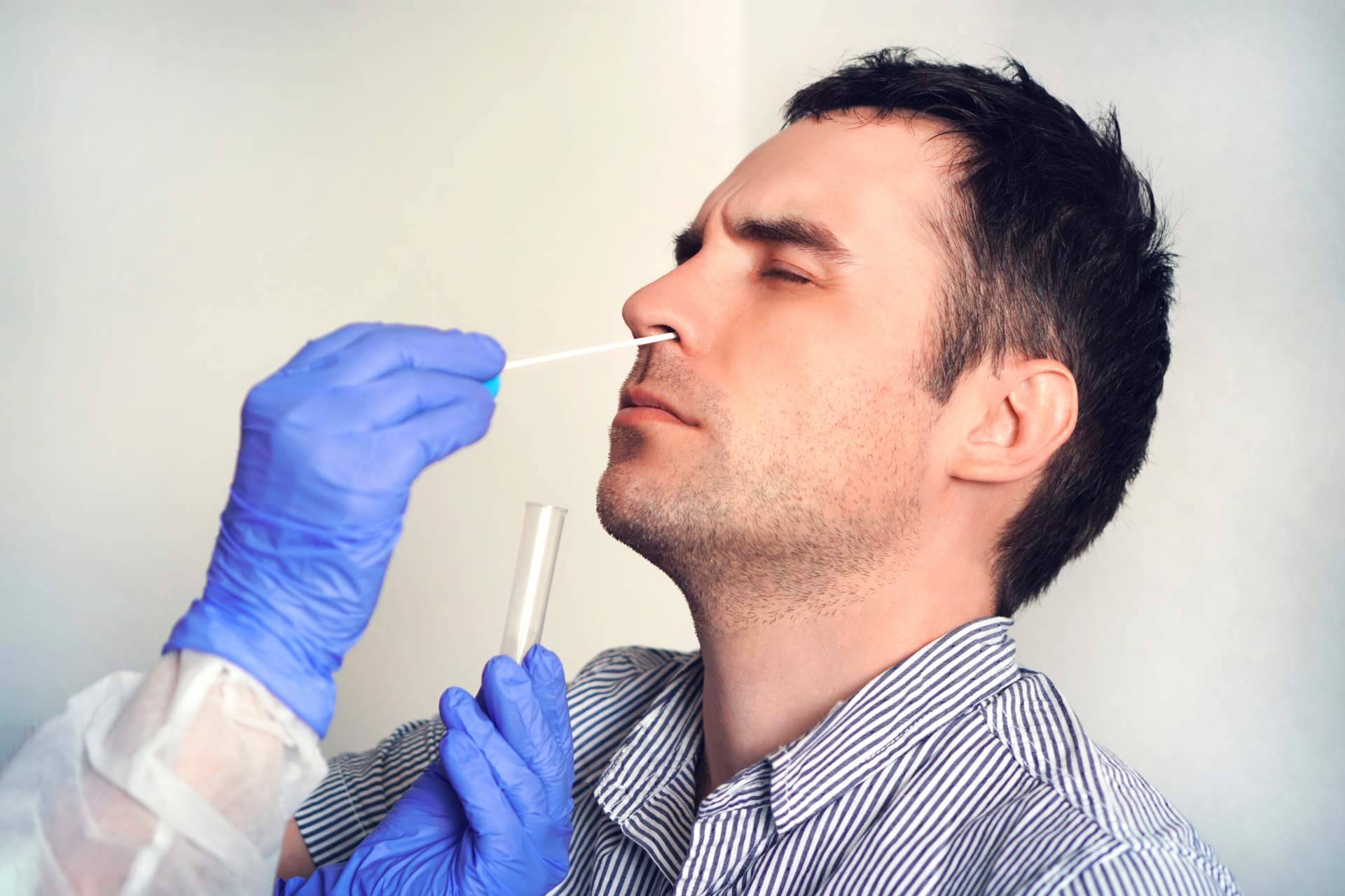 Viajar en verano gracias a las diferentes pruebas de test covid en Madrid que practica el Centro Médico Bravo
