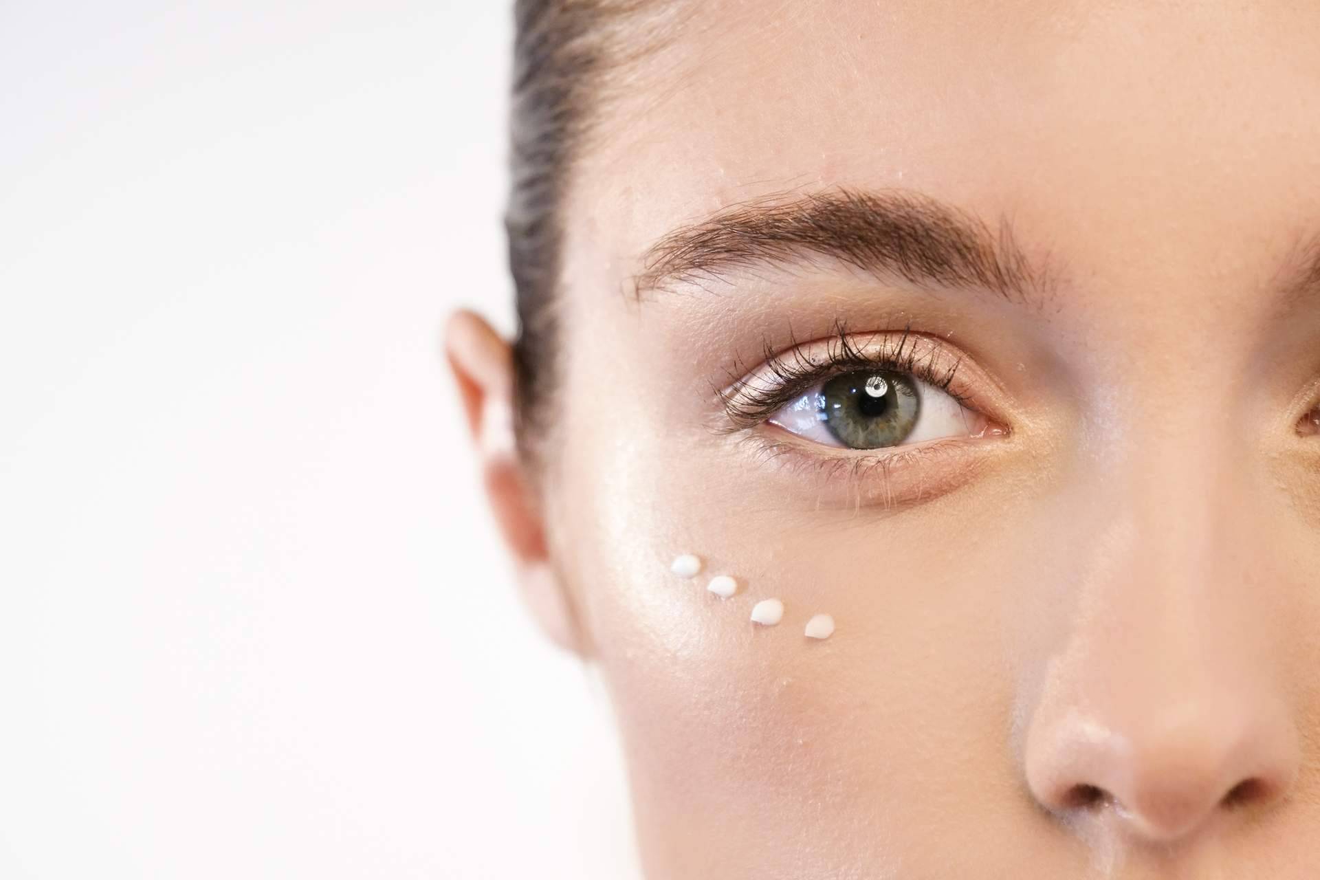 NaturalKirei dispone de un contorno de ojos natural para tratar las bolsas, ojeras y líneas de expresión