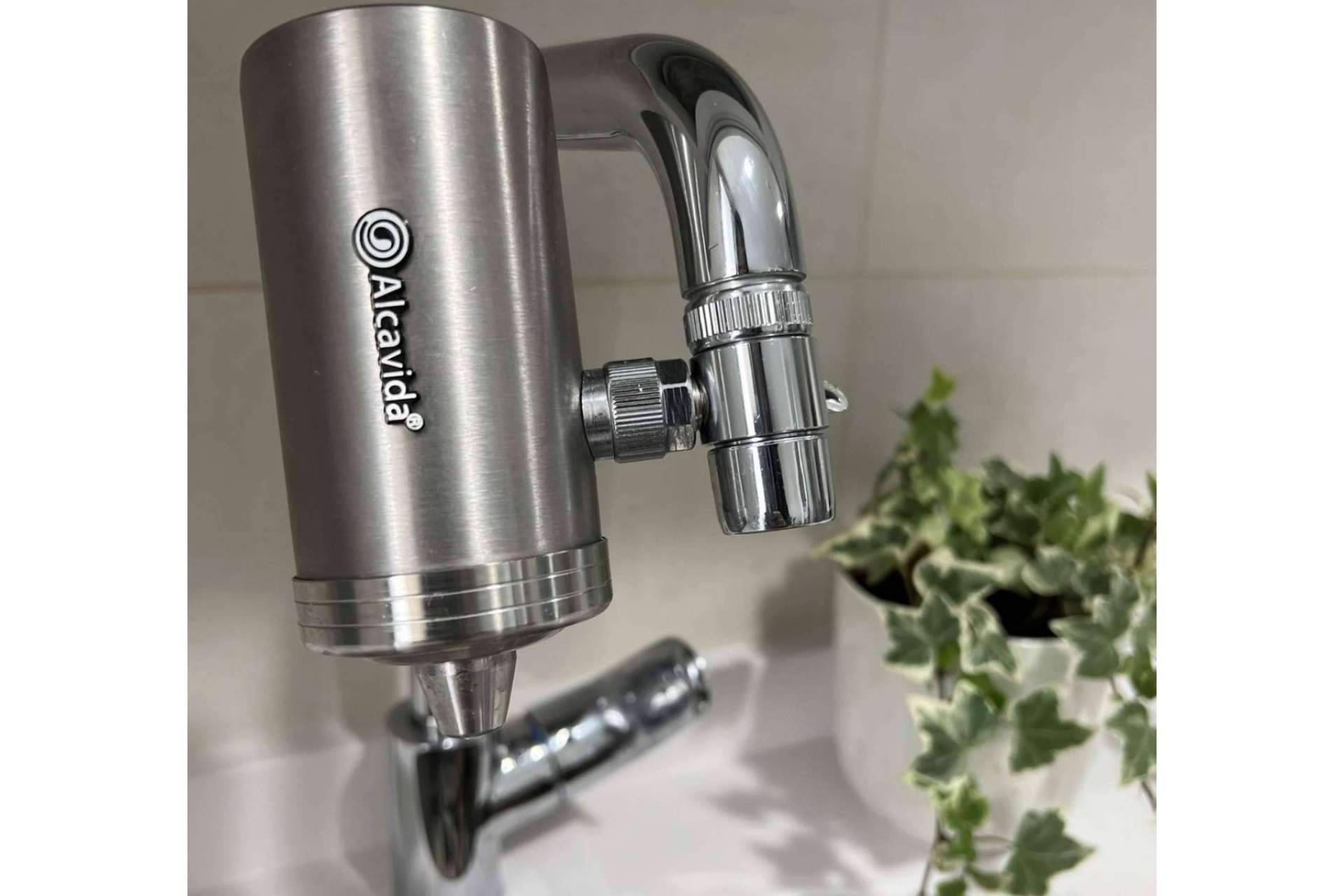 Usar un filtro de agua para el grifo para reducir el consumo de agua embotellada de plástico, con Alcavida