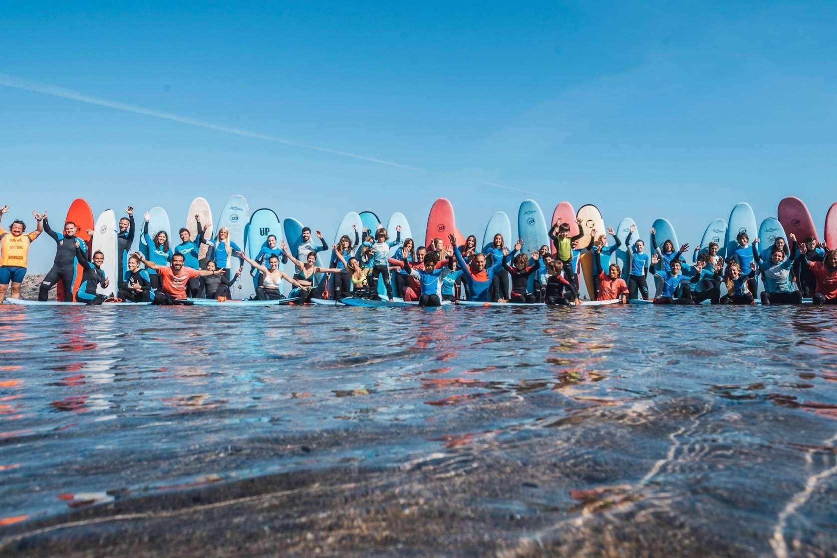La gran cantidad de personas que hay durante el verano en Salinas de Surfistas para hacer surf, por la escuela Family Surfers, Surfcamp Las Dunas