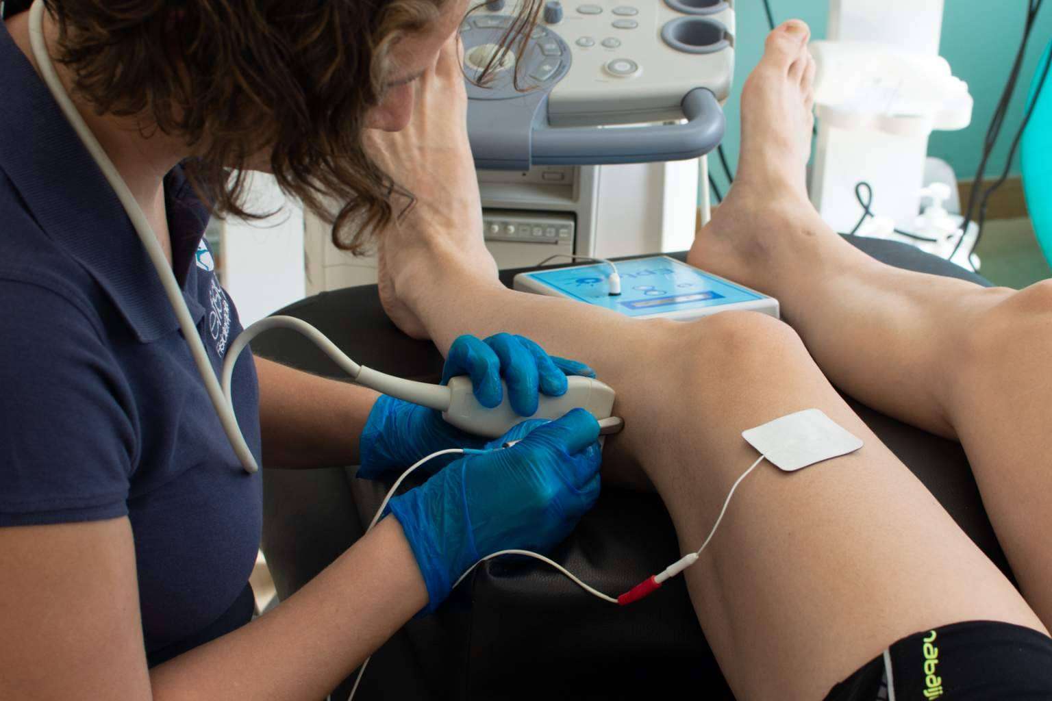 Tratamiento de fisioterapia de la rodilla, de la mano de eFISIO