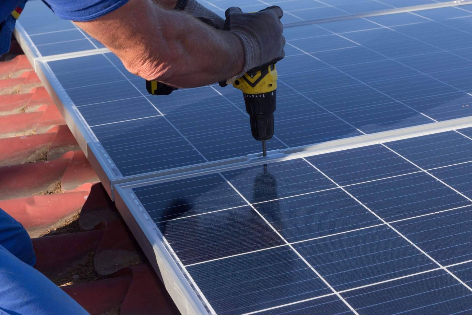 Sud Renovables y las ventajas de instalar placas solares en naves industriales
