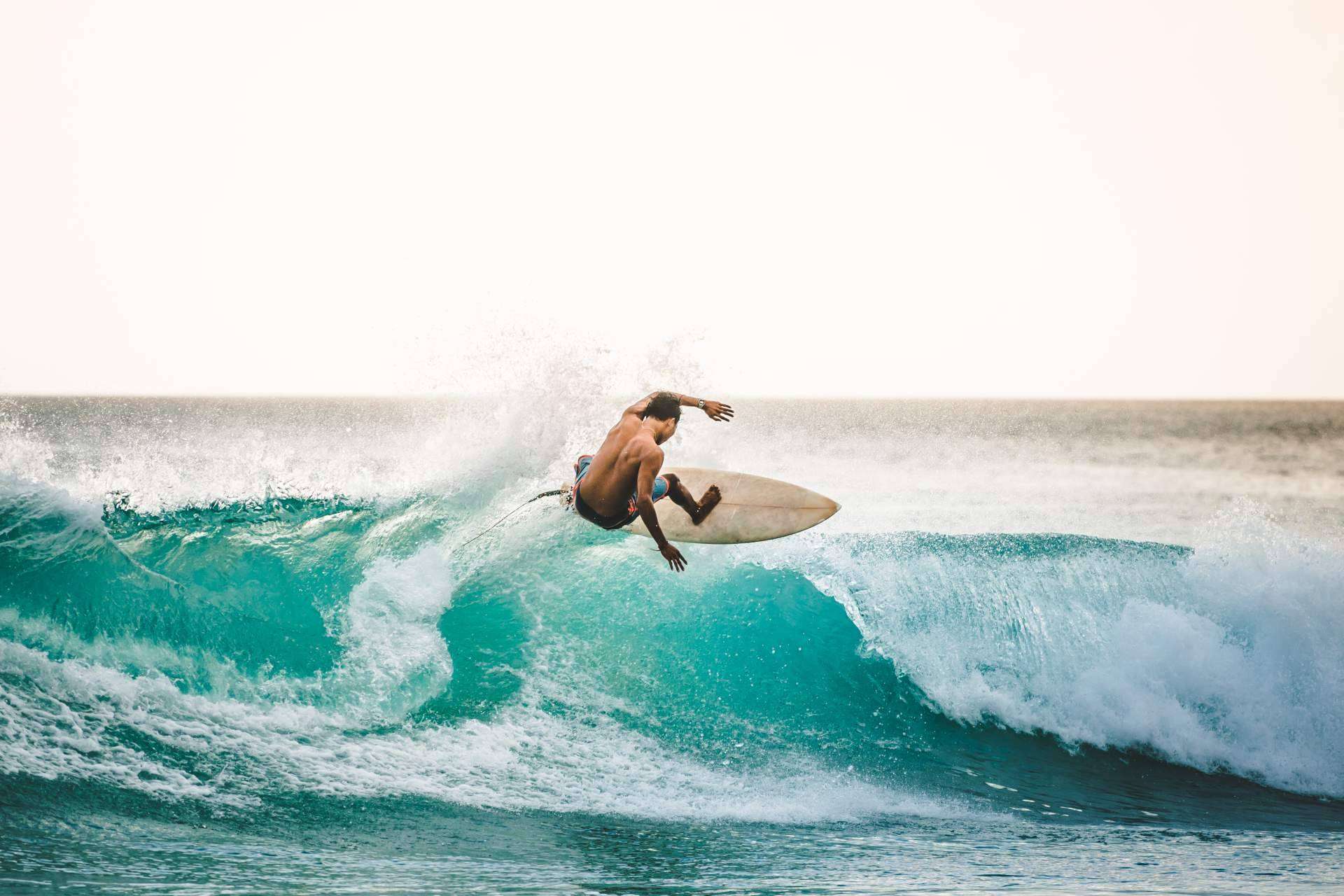 Practicar surf en Santoña con Watsay Surf School & Surf Camp