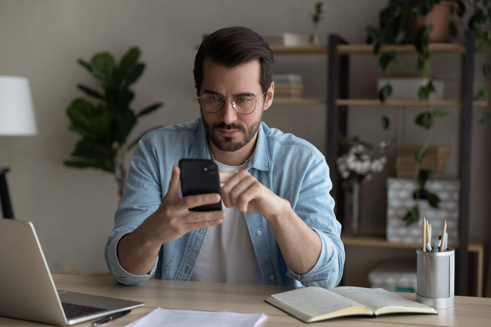 Fichar desde un smartphone con la app de control horario de CEESA