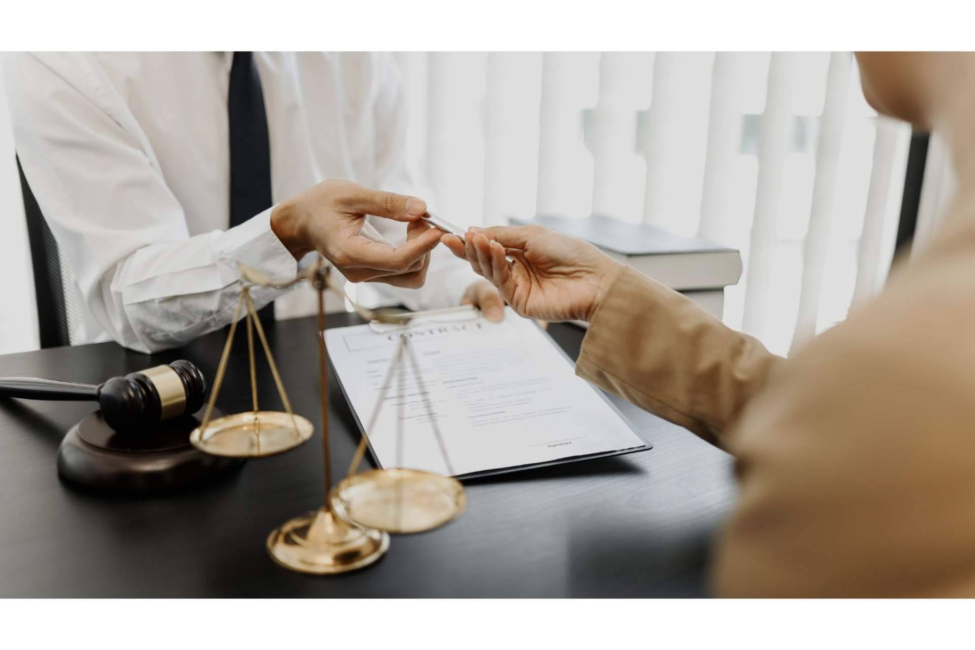 Libros de Derecho como elementos de apoyo para defensas jurídicas, disponibles en El Derecho y La Toga