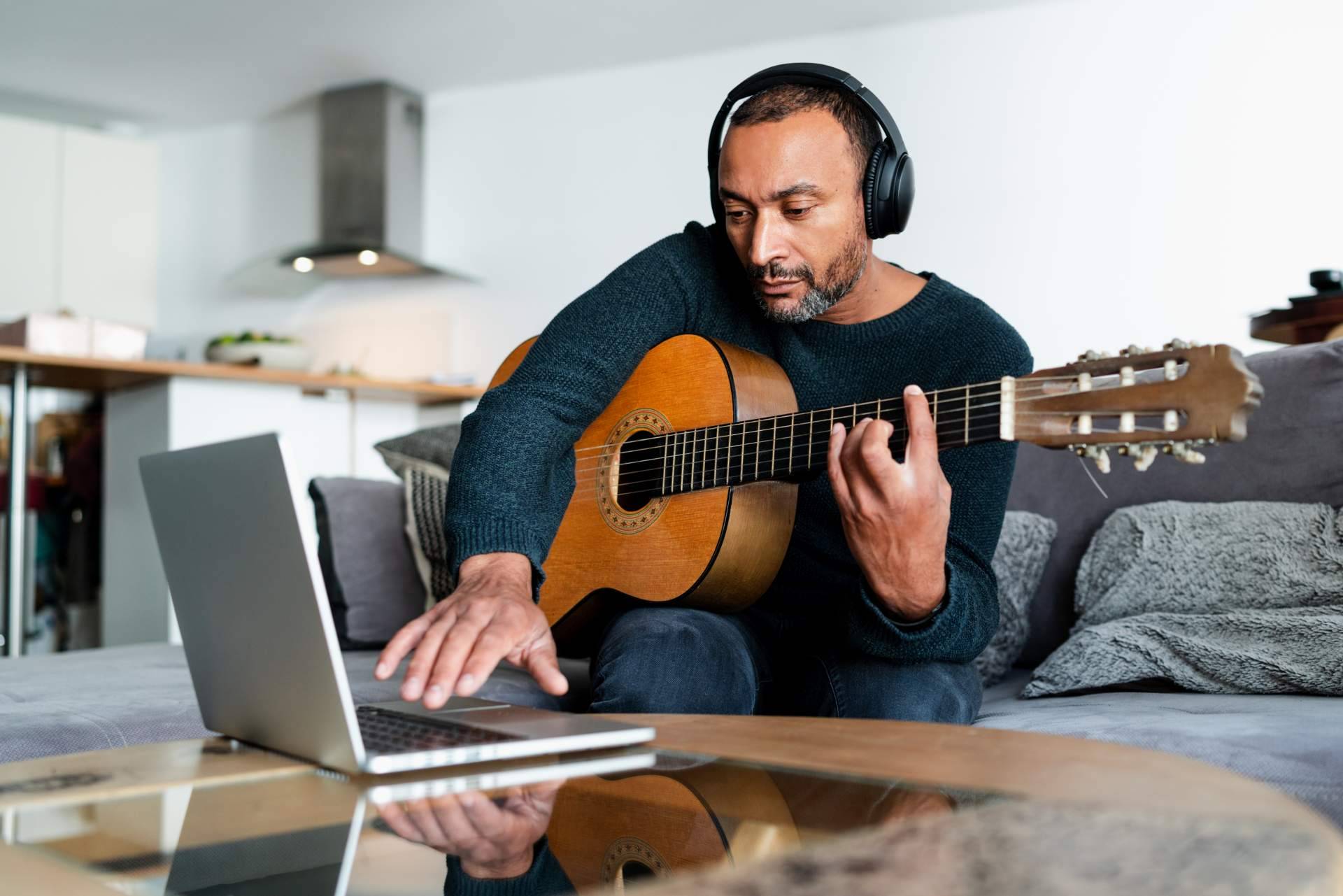 La Escuela de Música Erizo y sus clases de guitarra online. Personalizadas y divertidas
