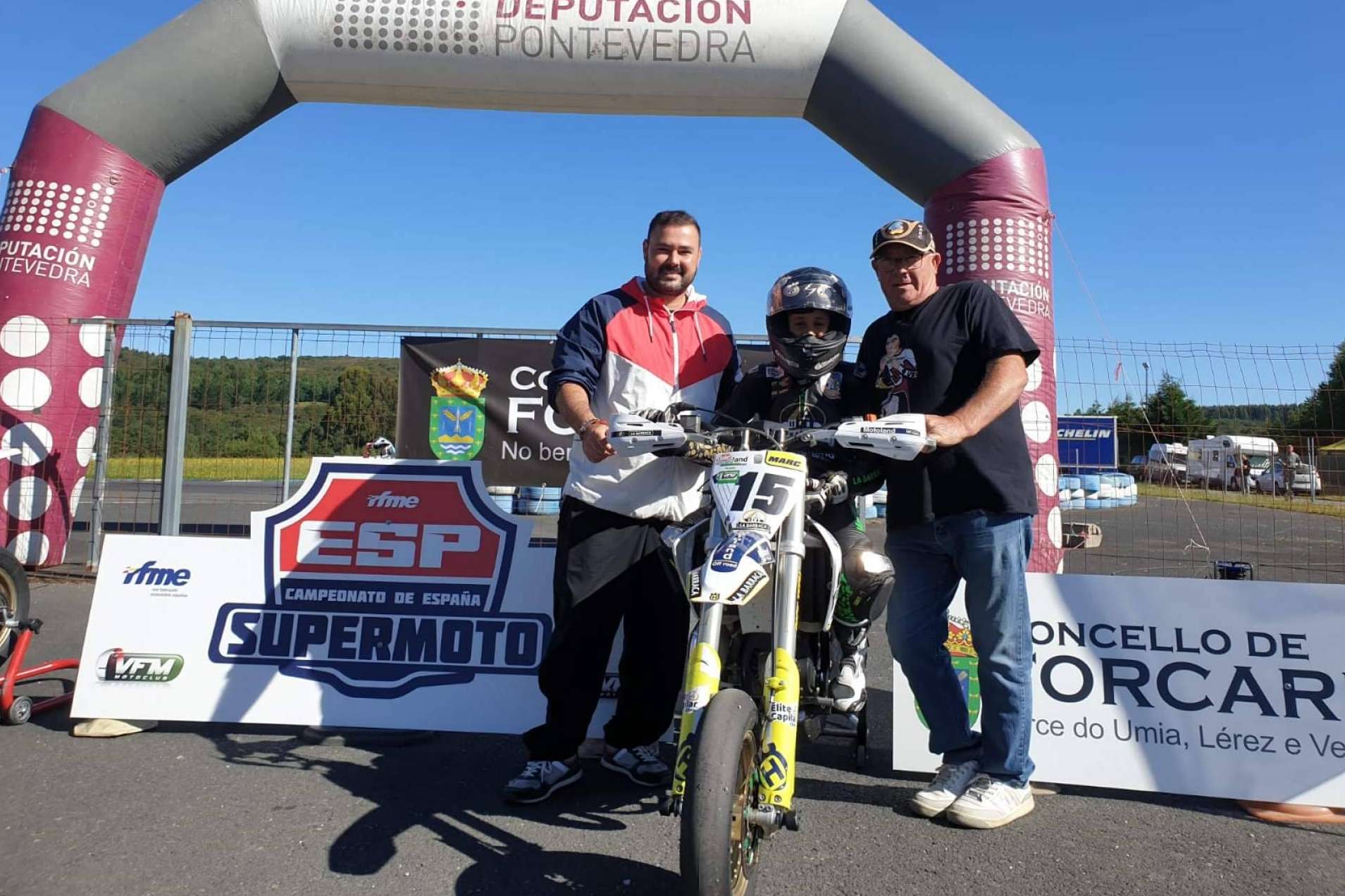 Marc Moñinos Esteve, patrocinado por el centro Élite Capilar, lidera por el momento el Campeonato Nacional de Supermoto 85cc