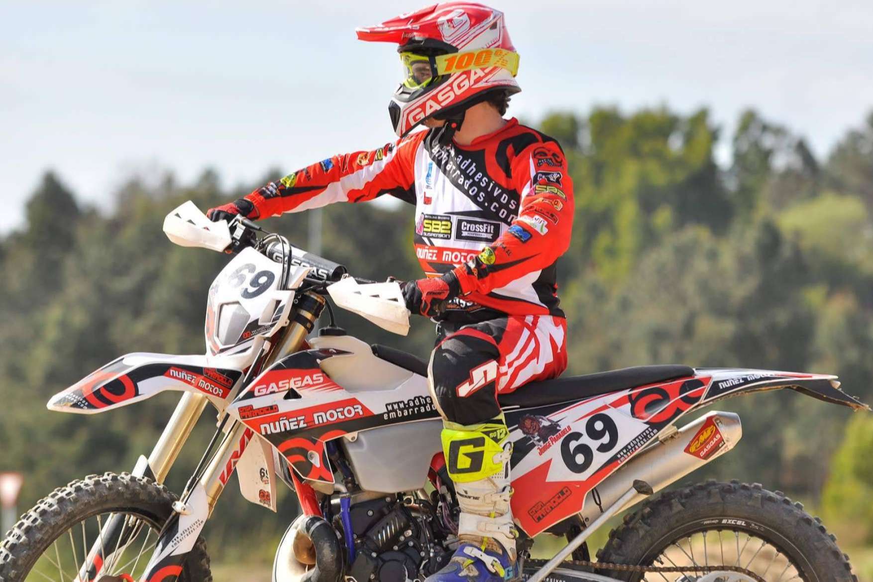 ADHESIVOSEMBARRADOS da la posibilidad de personalizar las motos off road con plásticos y adhesivos
