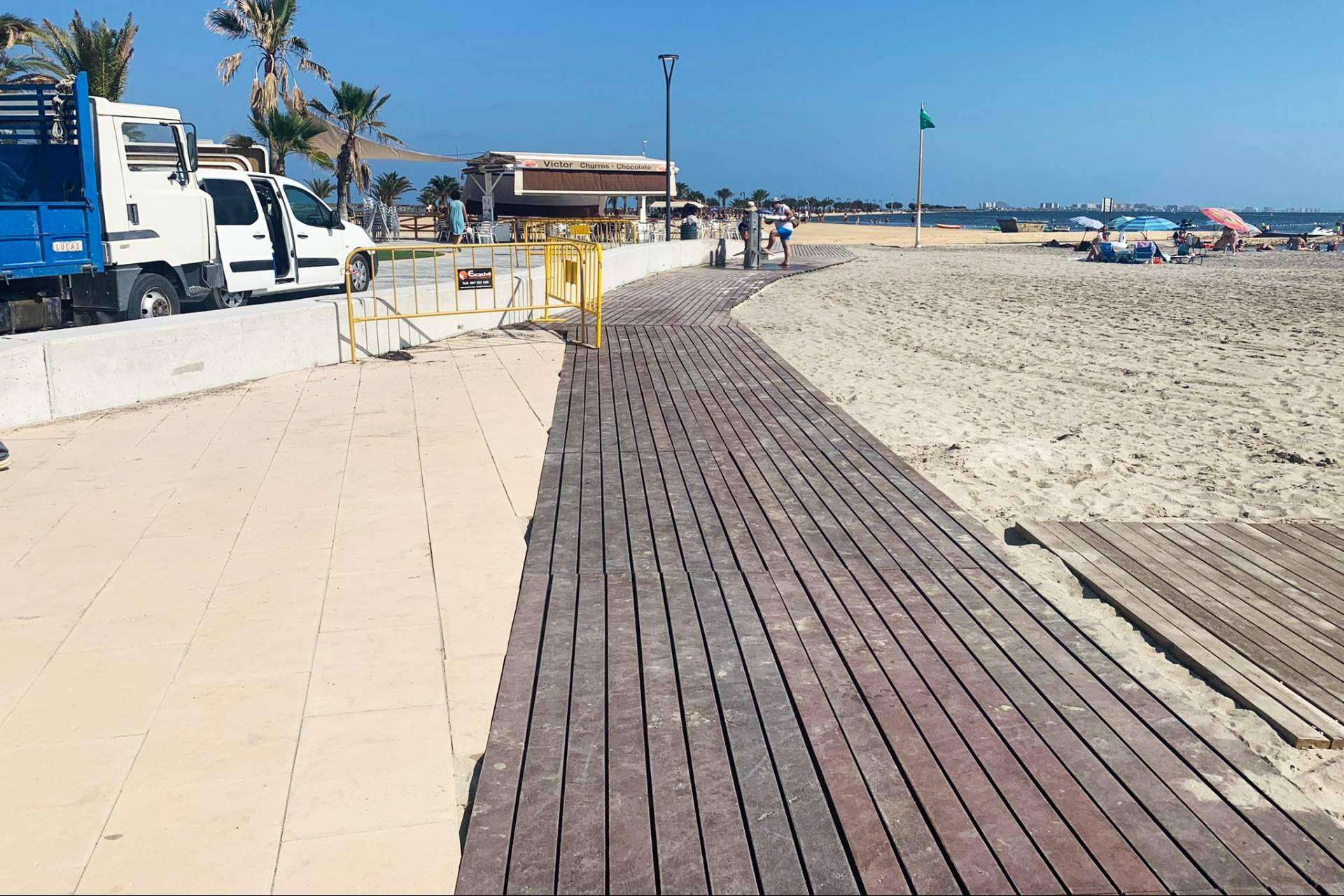 Para las playas en verano son recomendables las pasarelas hechas de plástico 100 % reciclado