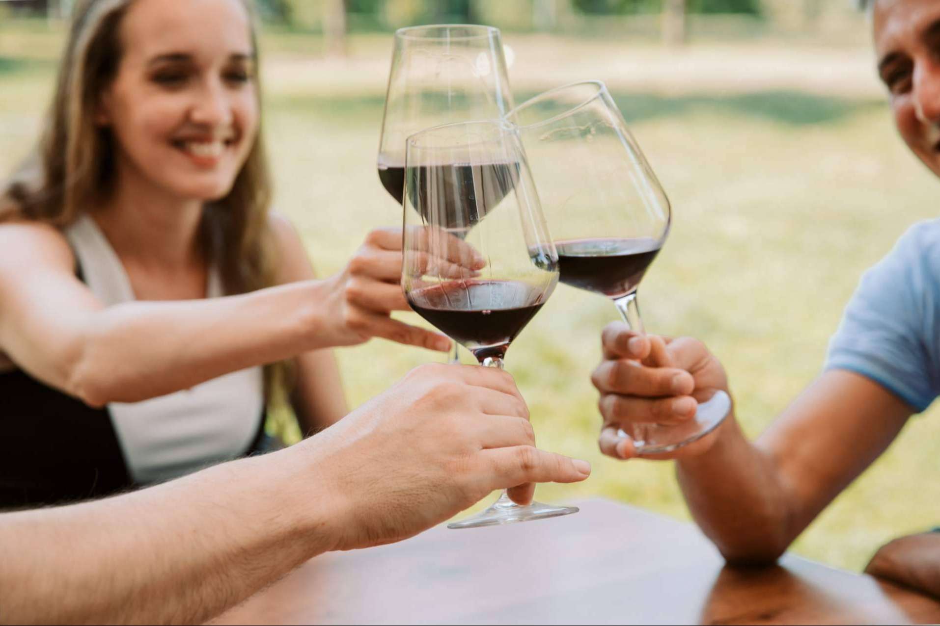 ¿Qué aspectos afectan al precio del vino tinto de Vinoenbox.com?