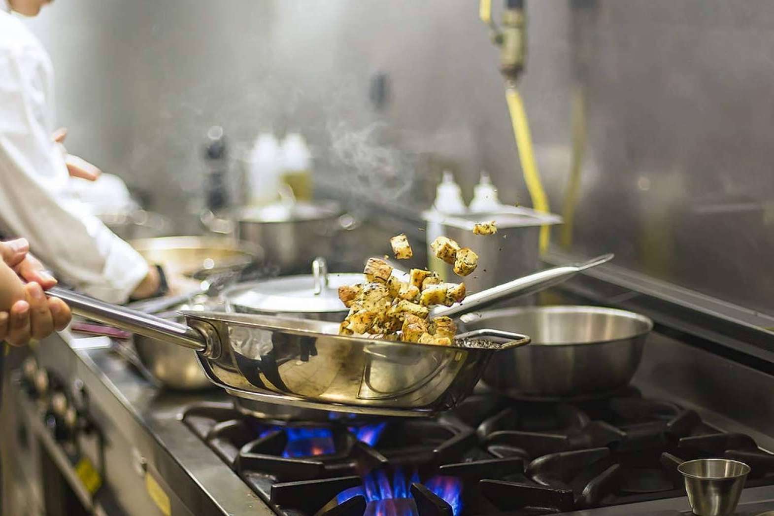 Cocinas industriales profesionales con el servicio de Auxihostelería