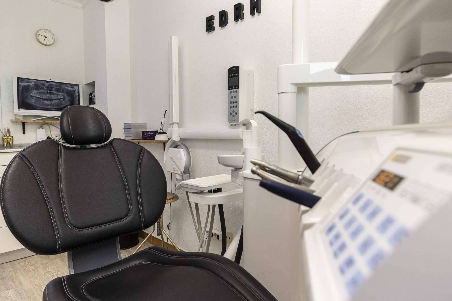 La clínica dental del Dr. Román Hernández ofrece implantes dentales para recuperar la funcionalidad de la boca