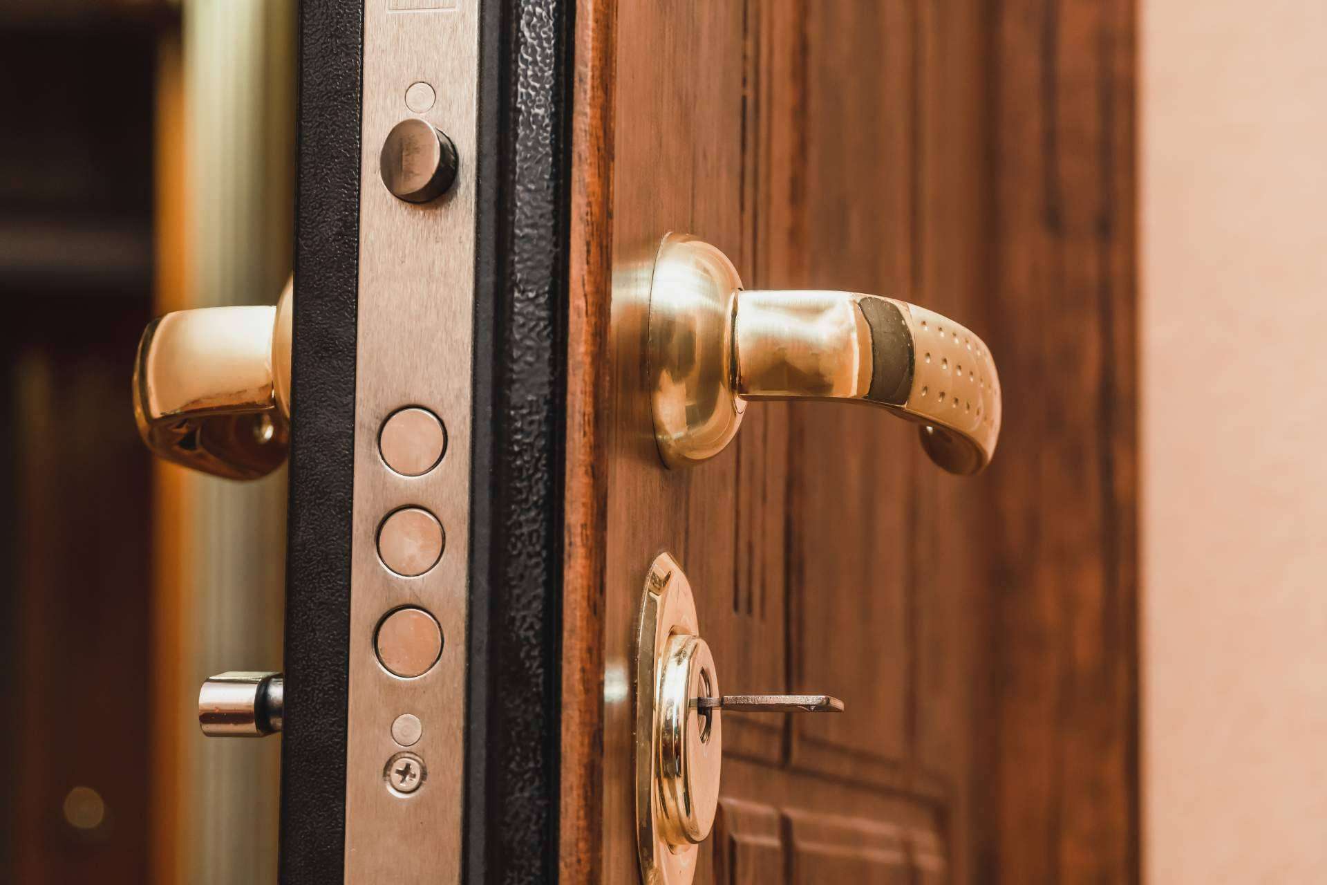 Los beneficios de instalar puertas antiokupas en Barcelona y alrededores