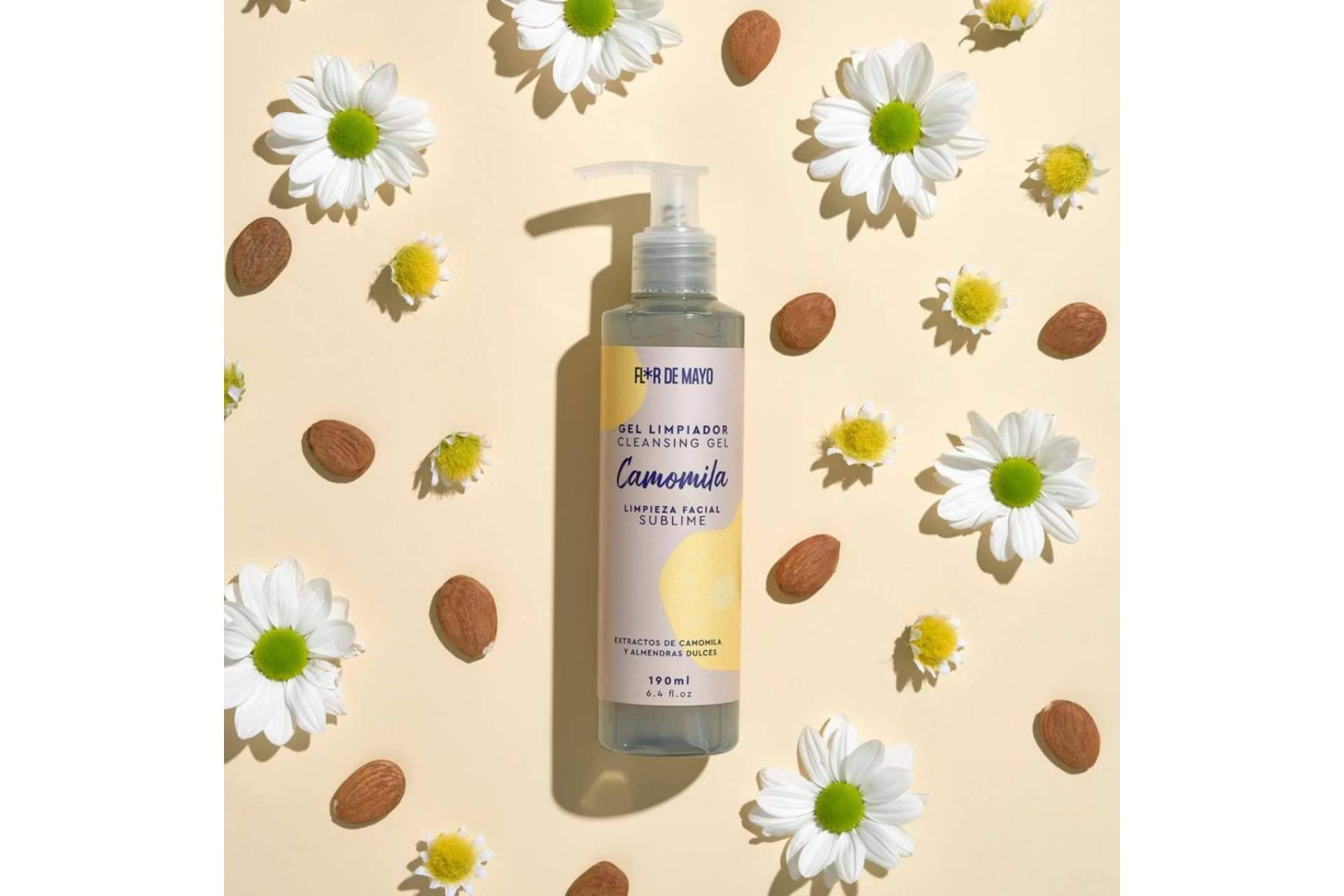 Unirse a la Doble Limpieza y cuidar a fondo la piel, con los productos de camomila de Flor de Mayo