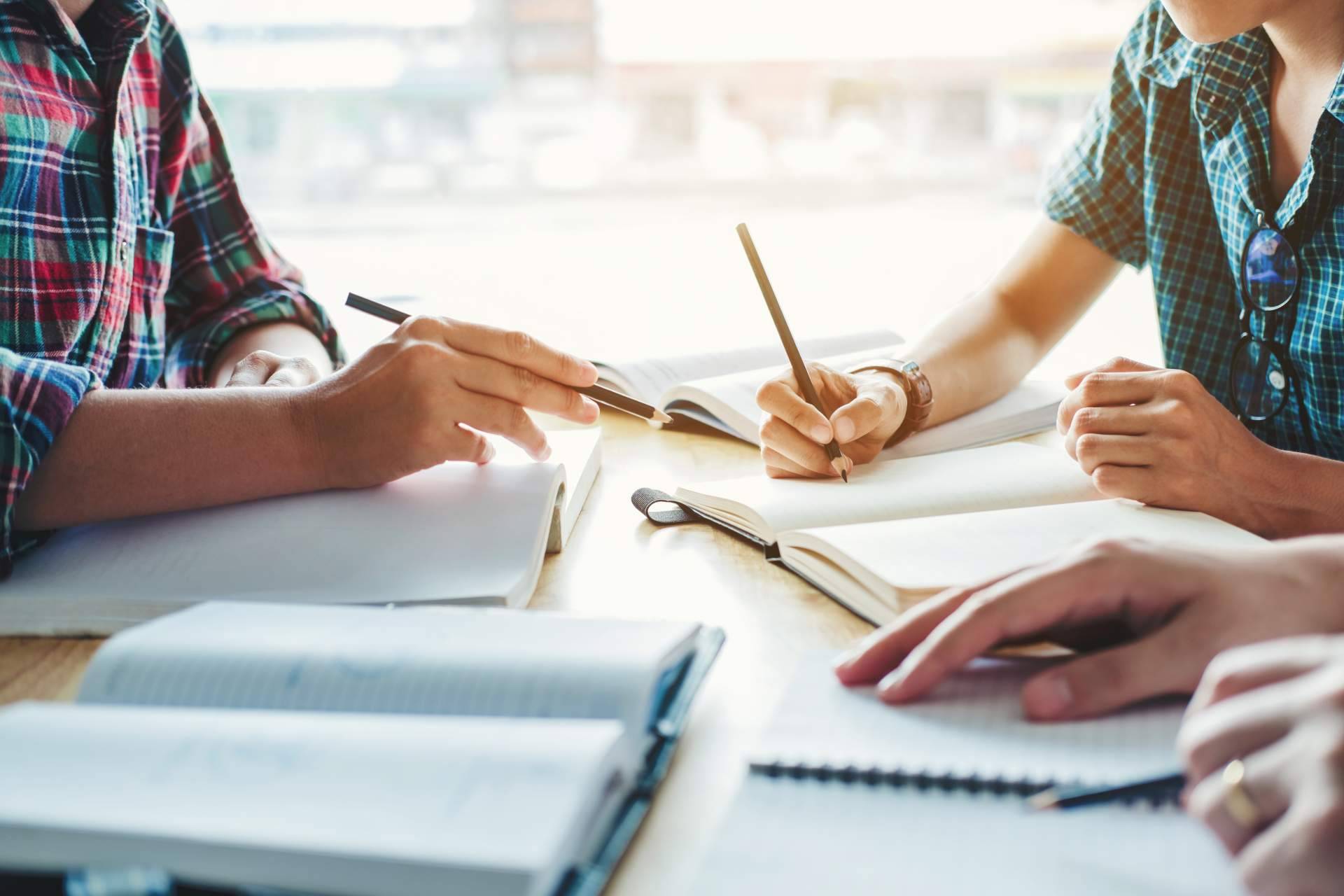 Una academia de oposiciones Granada con múltiples formaciones disponibles, EDISUR