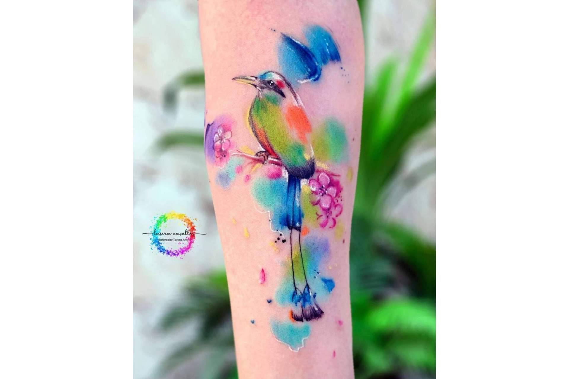 Laura Caselles se conoce como la tatuadora acuarela que no deja indiferente