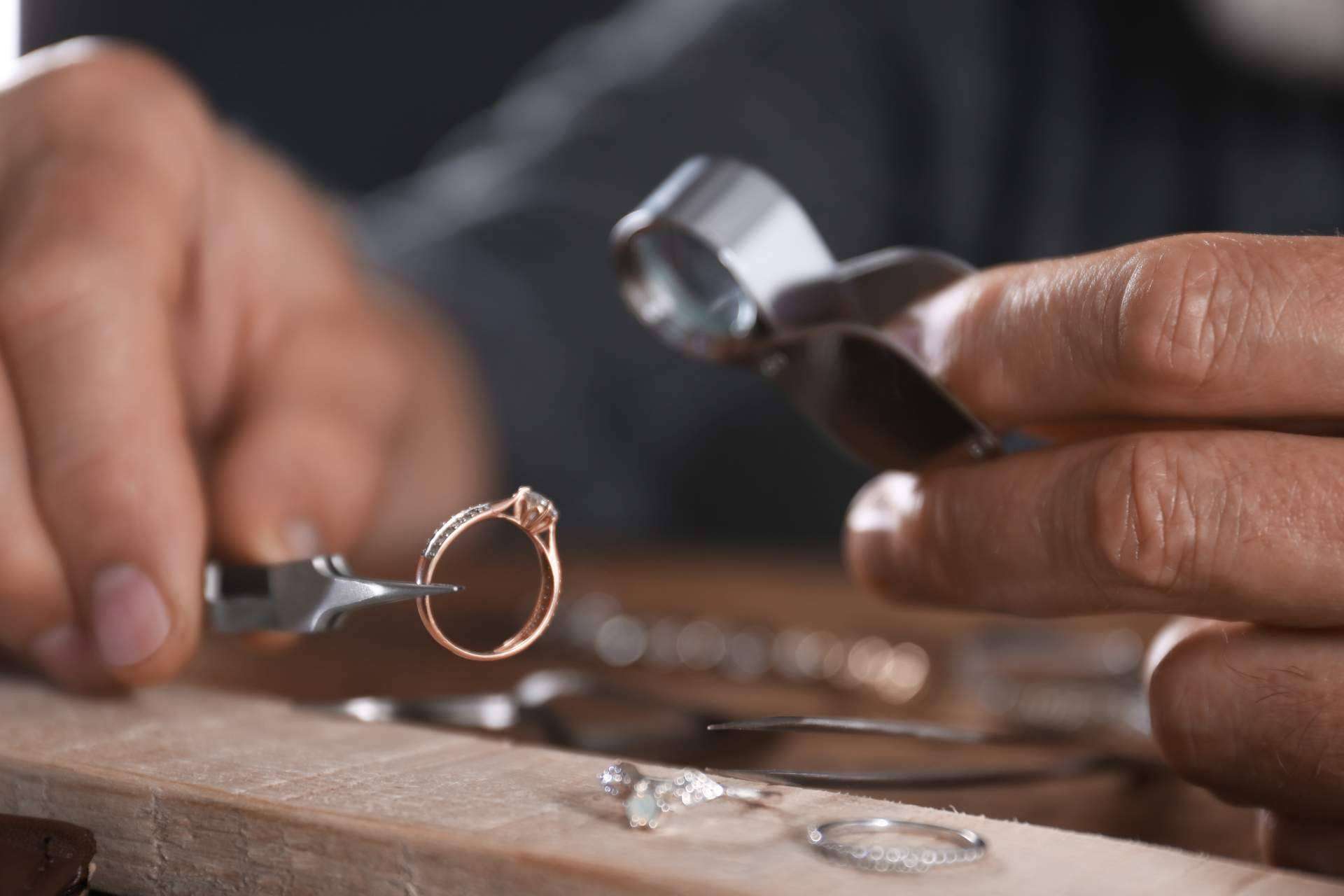 ¿Por qué elegir un anillo de compromiso de oro blanco?