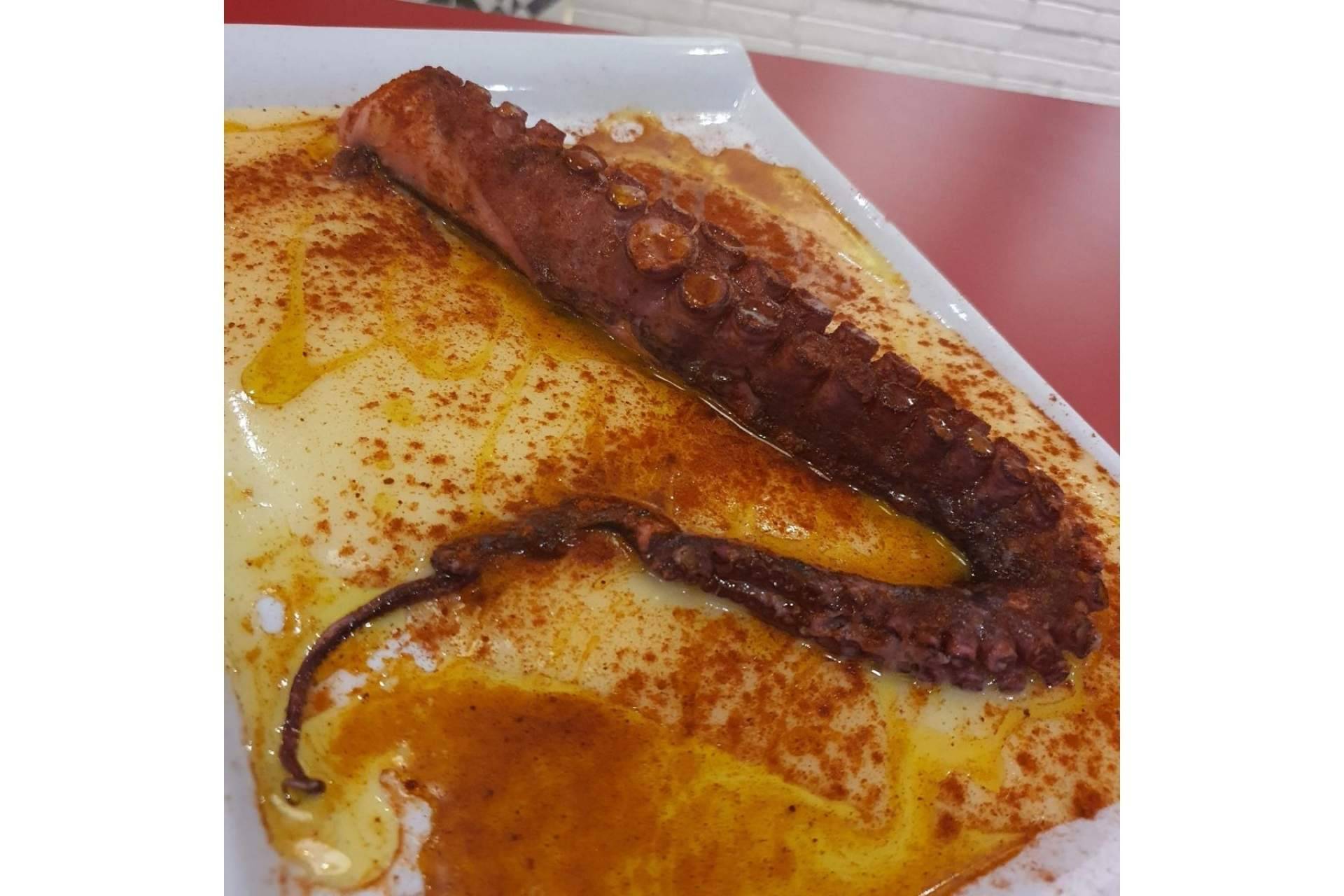 Degustar comida casera y tradicional en La Taberna Casera, el restaurante de El Cabañal