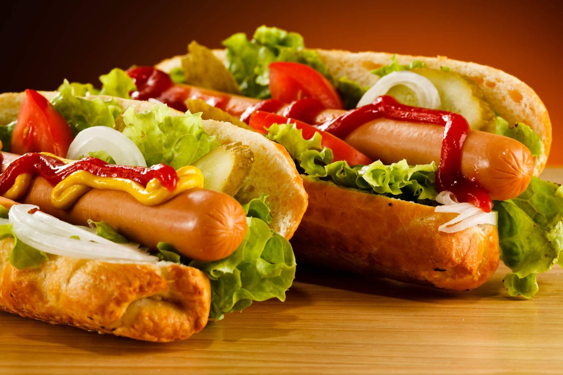 Una franquicia de hot dog, con Llooly