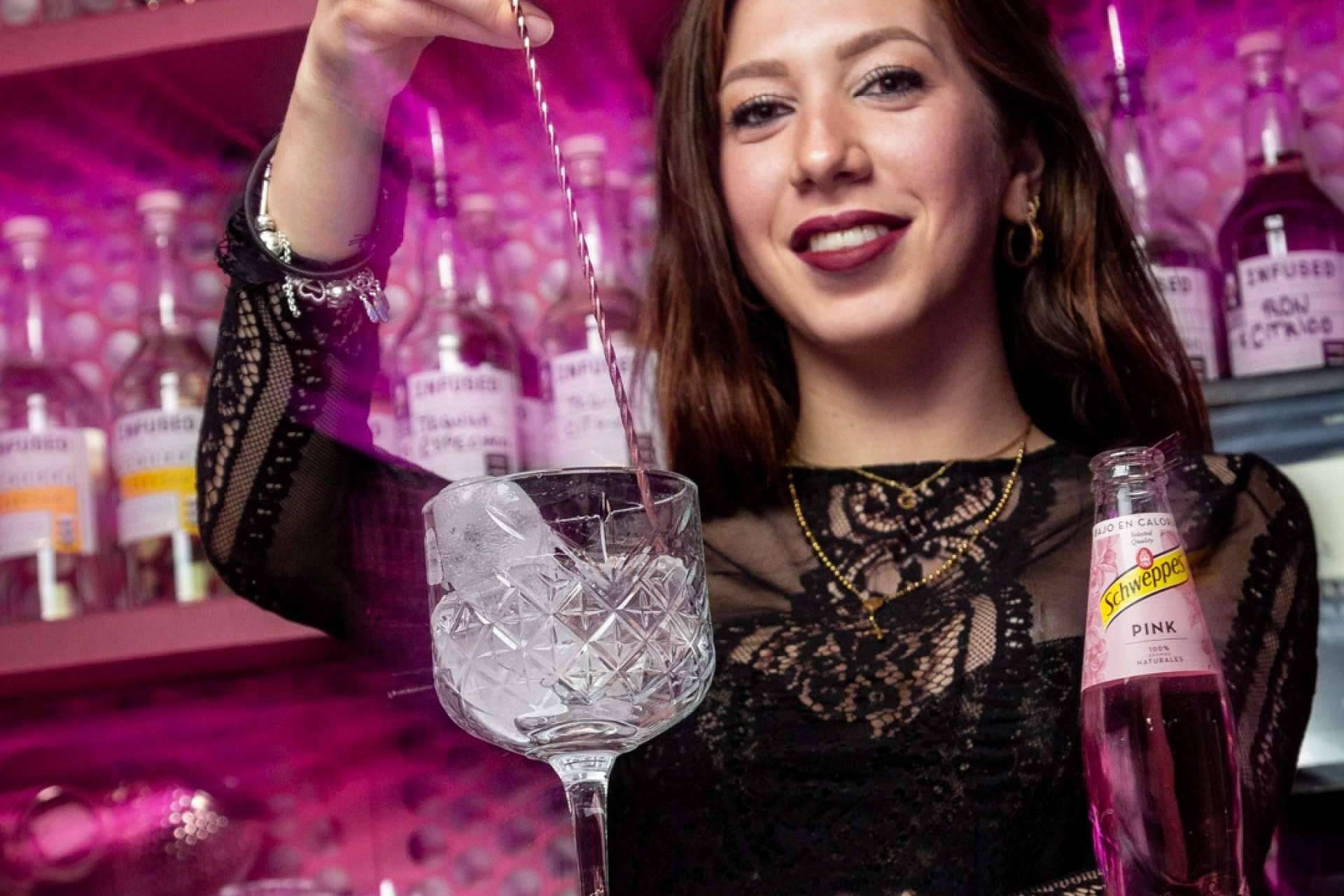 Disfrutar de cócteles de calidad en Enbabia Infused, un icono en Madrid