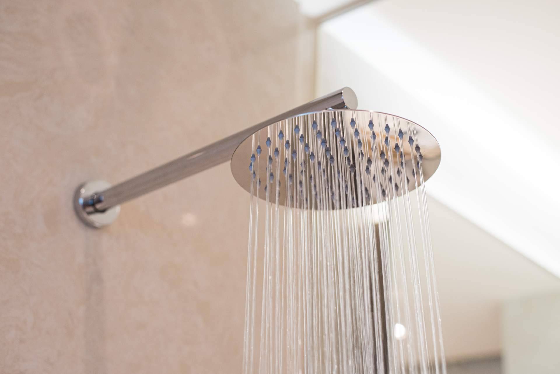 Ahorrar en agua al cambiar la bañera por una ducha con Ecoducha