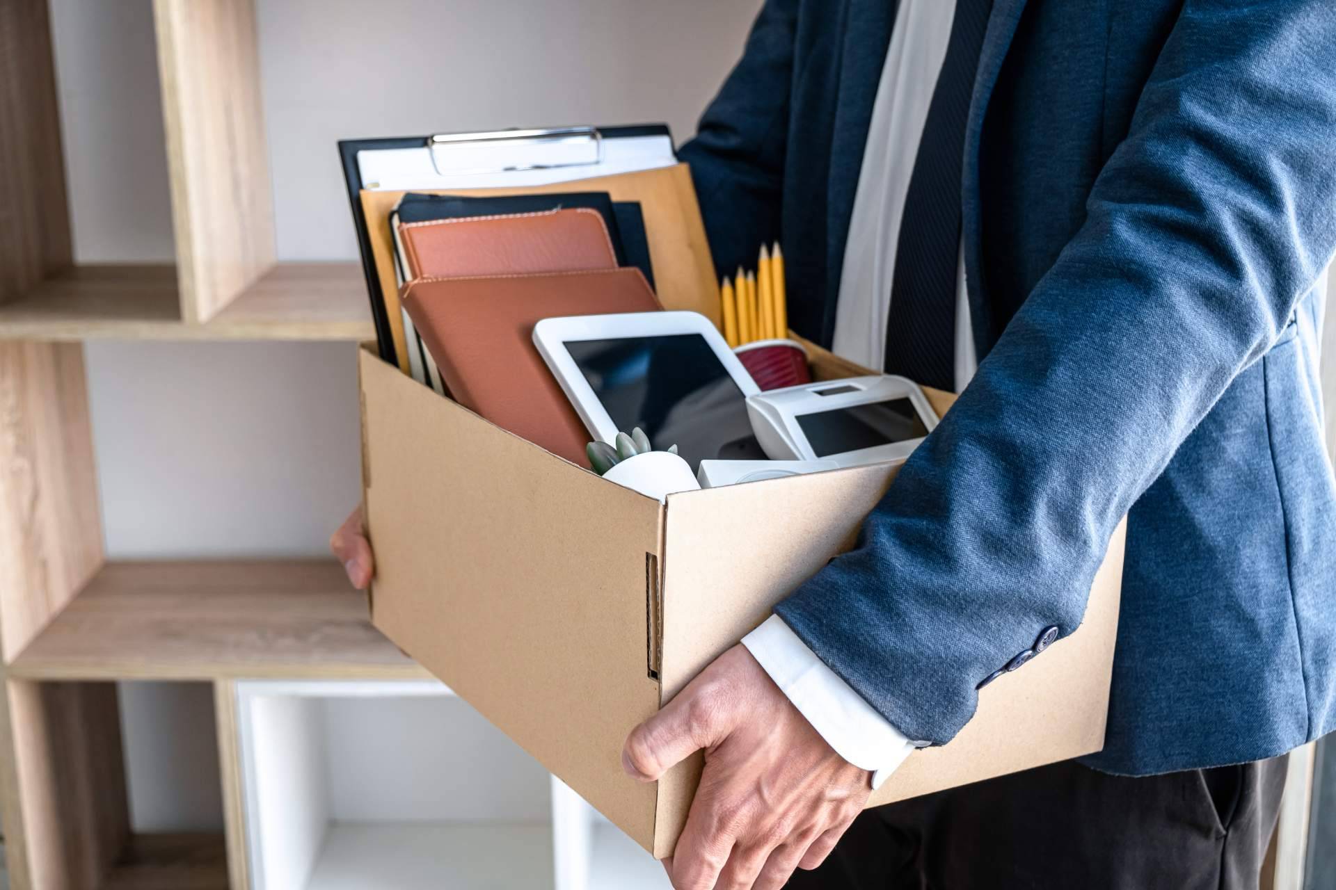 ¿Cómo debe actuar la empresa si el trabajador se niega a firmar la carta de despido?