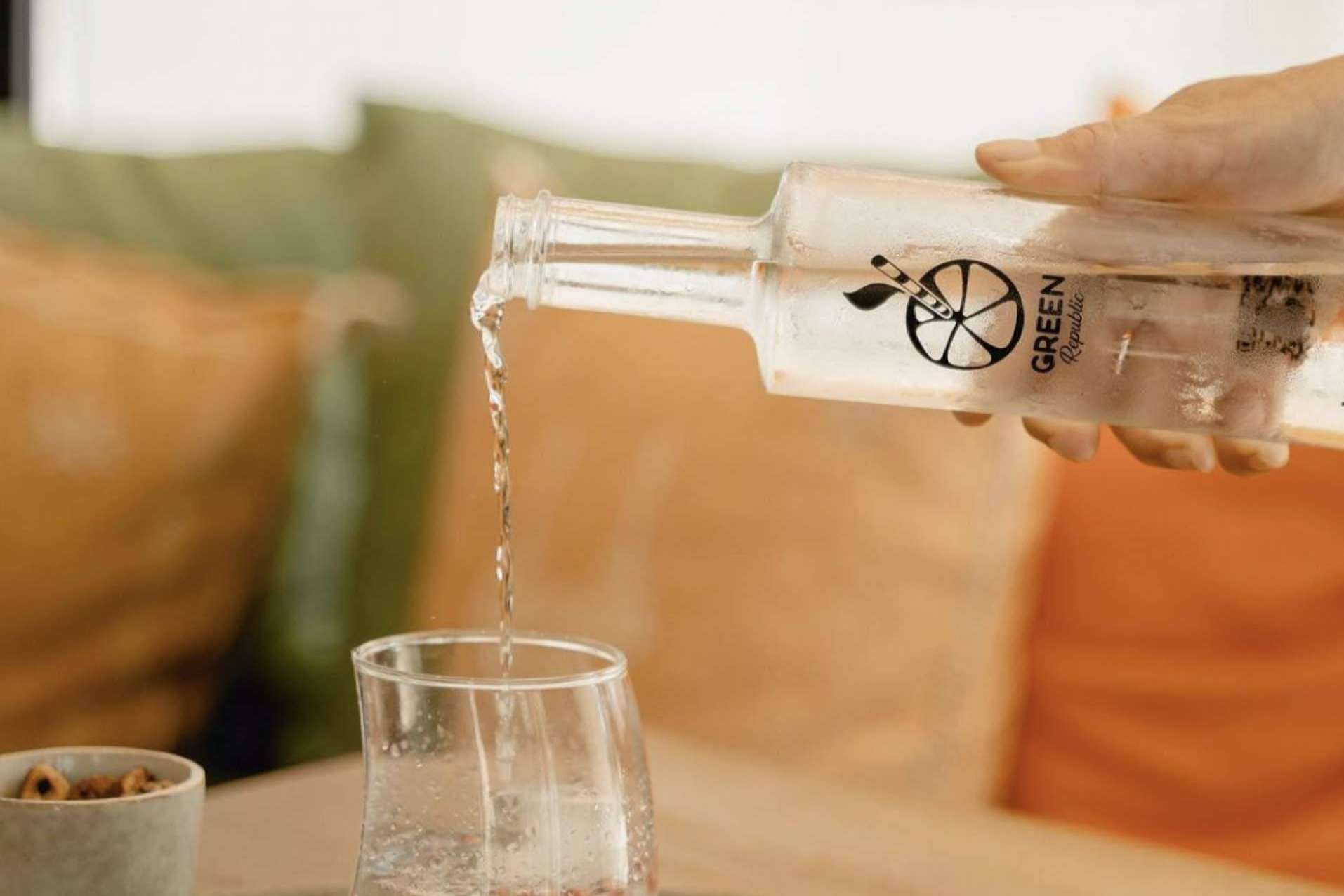Las botellas de vidrio reutilizables de Agua Local