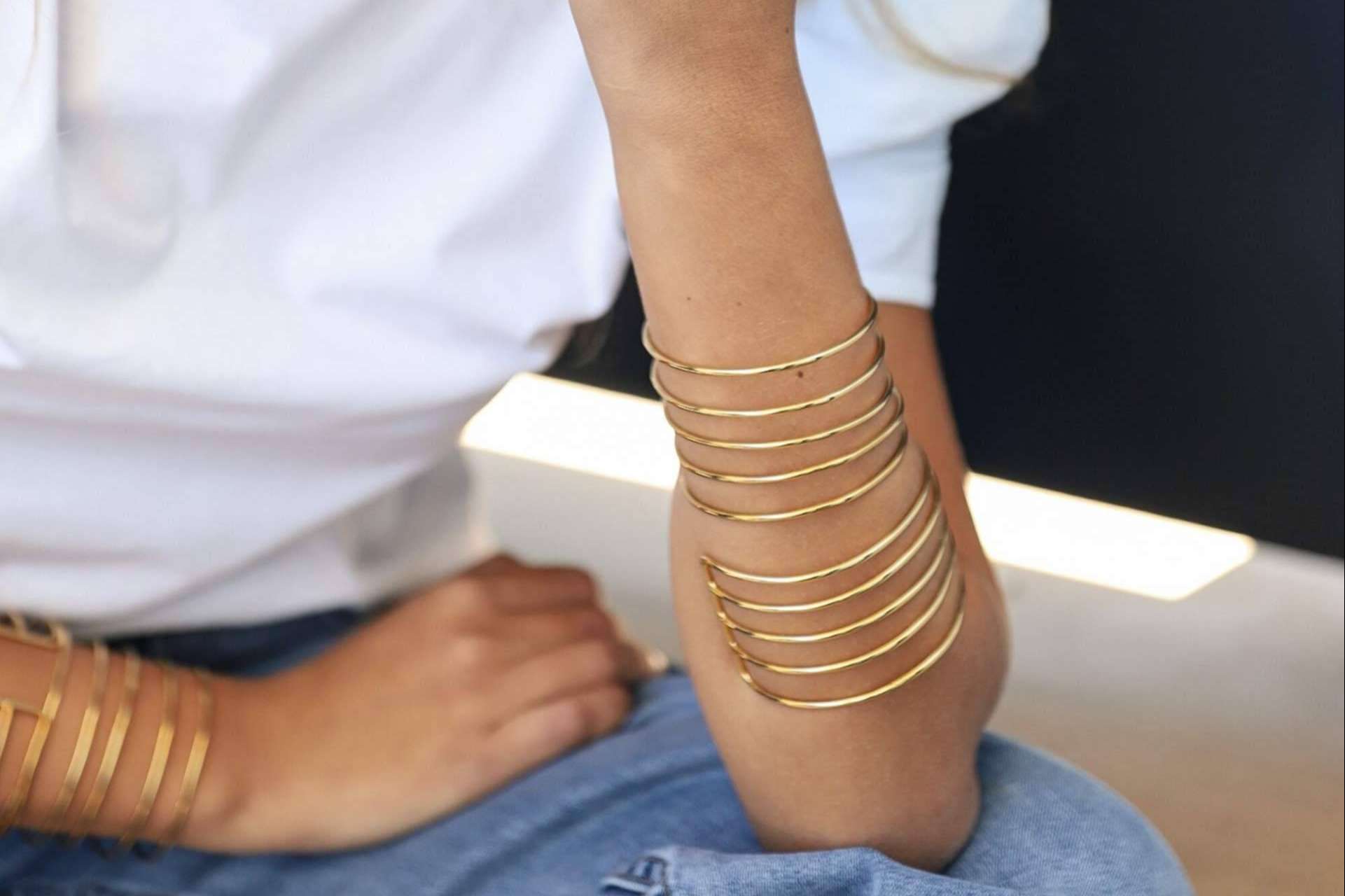Brazaletes y chokers, la tendencia en los looks de 2023