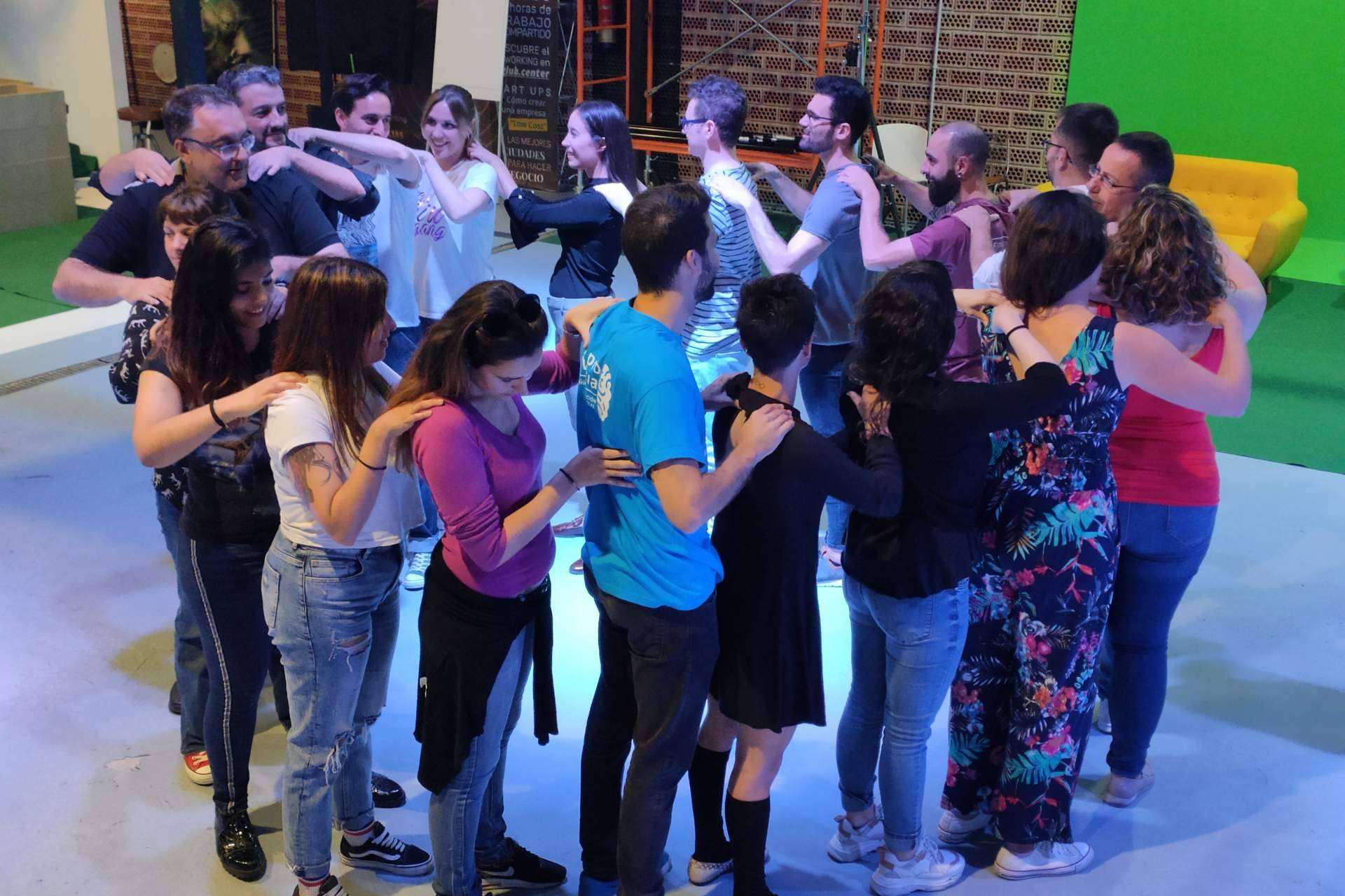 ImproVivencia ayuda a crear historias sin guion previo, gracias a la escucha activa, el trabajo en equipo y la creatividad
