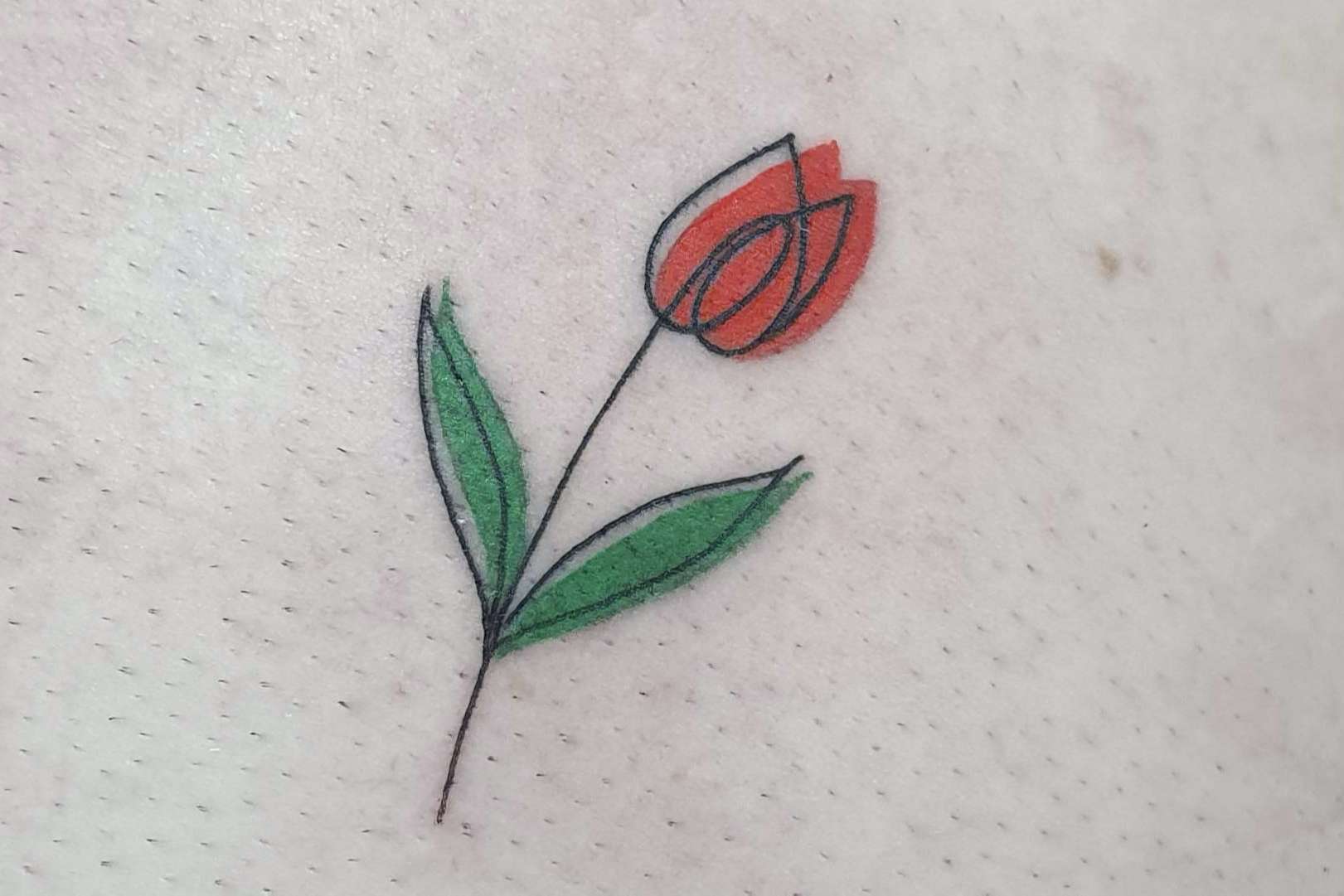 La tendencia de los tatuajes a línea fina, disponible en el estudio de Vieja Escuela Tattoo